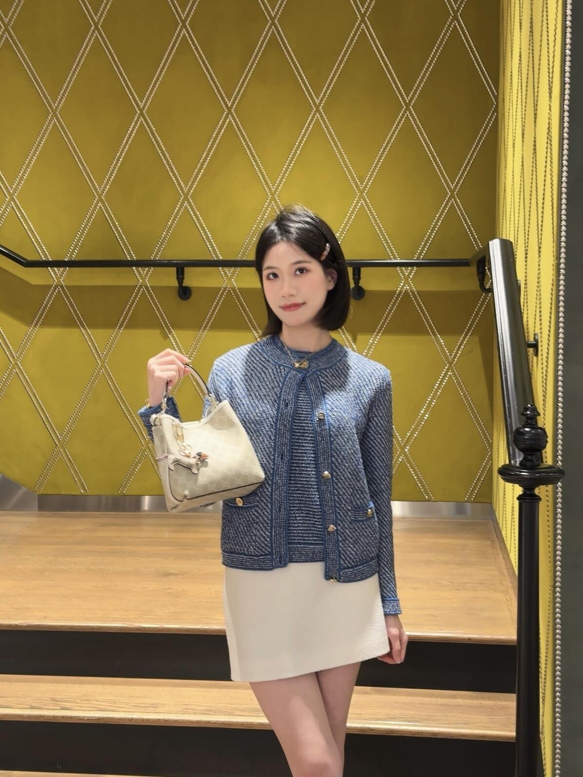 NO:323959,Bulk Guc*i 25Ss spring and summer new products, heavy retro twisted yarn knitted cardigans丨Exclusive high-end production!  Quality control is a must!  The fixed-dye retro blue flower yarn sequin yarn is soft and thick, and the feel is superb!  Imported woven weaving method, gold-toned double G-button embellishment, normal style, slim and elegant on the upper body, a must-have fashionable and high-end item for white, rich and beautiful beauty!  S/M/L, gucci,alexander wang19860909批 Guc*i 25Ss春夏新品 重磅复古麻花彩纱针织开衫丨独家高版出品！品质控必入！定染复古蓝花纱亮片纱线,软糯厚实的手感超赞！进口机织编织织法 金色调双G纽扣点缀 正常版型 上身显瘦又气质 白富美必备时髦高级单品！ 现货发售 S/M/L,,gucci,alexander wang,Women's clothing