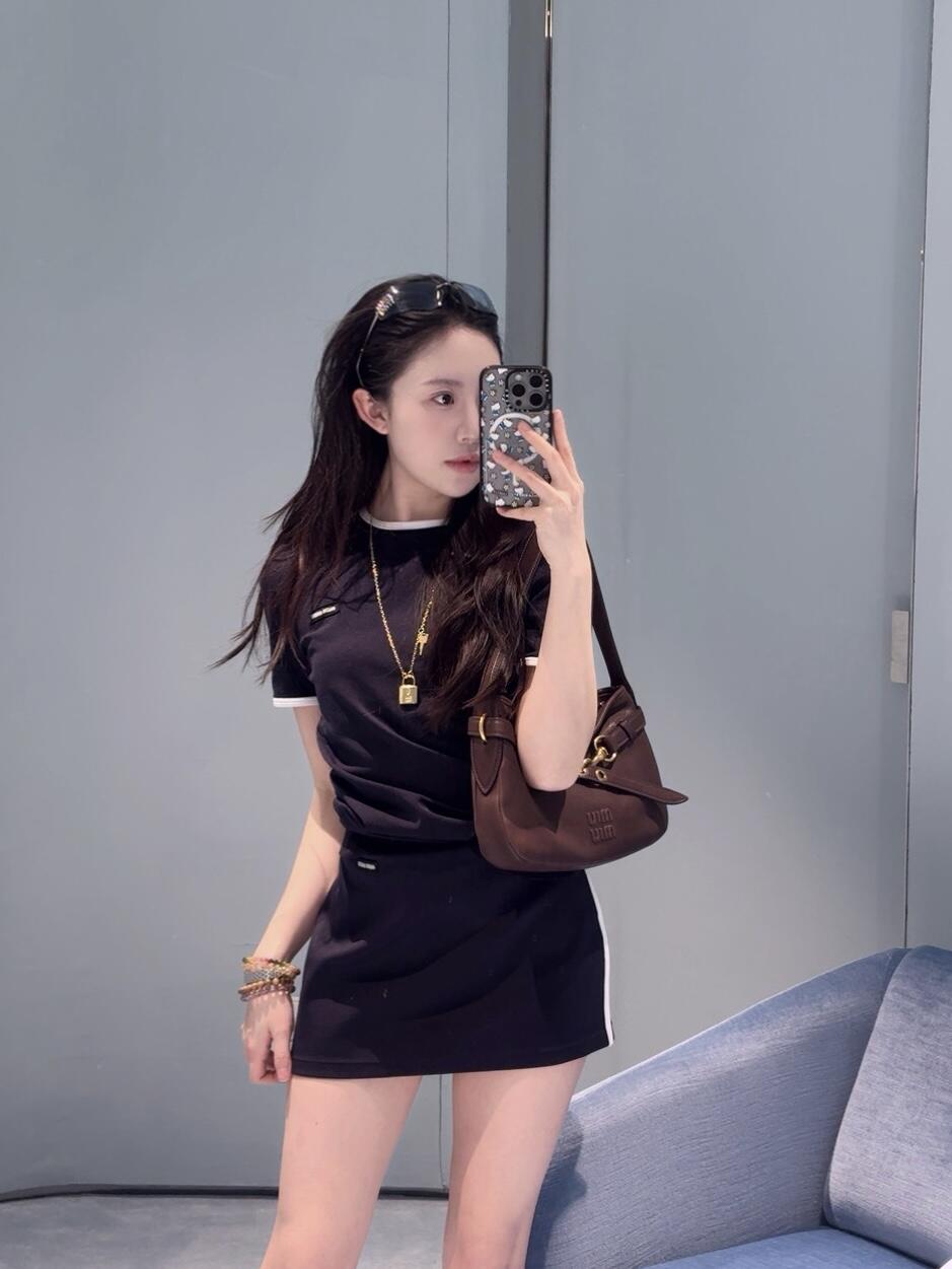 NO:324630,Batch Miumi* 25Ss early spring new style sports and casual contrast knitted round neck short-sleeved top | Exclusive yb development!  High-end production!  Thin little knitting is a must-have for early spring!  The slightly loose upper body perfectly sets off the waist and makes you look taller and thinner!  The custom fabric on the chest logo design has a high texture and comfort!  A very exquisite little knitted detail is online. Sisters, please feel free to enter!  S/M/L, miumiu, T-shirt, alexander wang19860909批 Miumi* 25Ss早春新款 运动休闲撞色针织圆领短袖上衣丨独家yb开发！高版出品！薄薄的小针织就是妥妥的早春必备没错了！微微宽松版型上身完美衬托腰身显高显瘦！胸前logo设计定制面料有着高质感的舒适度！很精致的一件小针织细节在线 姐妹们放心入就对了！现货发售 S/M/L,,miumiu,T-shirt,alexander wang,Women's clothing