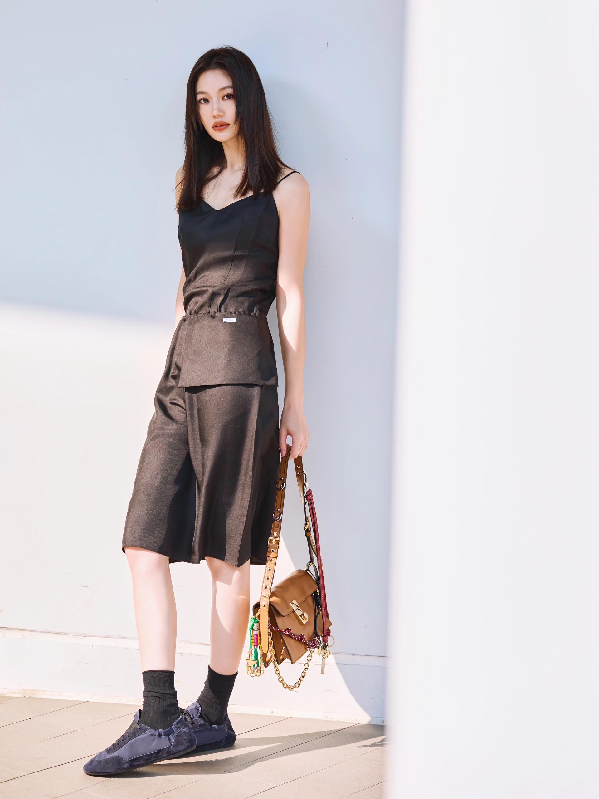 NO:323974,Batch Prad* 25Ss new summer model heavy mulberry silk suspender skirt丨Exclusive yb development!  High-end production!  The silk delicate touch is silky and gentle. The silk luster is more charming against the black background. The fine texture. Simple suspender design outlines the soft curve of the silk. The softness of the silk wraps the body. It brings the ultimate comfort experience of suspenders and slim tailoring. Perfectly show the body's advantages. The mysterious depth of black. Easy to grasp the high-quality. The perfect workmanship quality depends on the details. On-site sale S/M/L,,prada, skirts, real silk,alexander wang19860909批 Prad* 25Ss夏季新款 重磅桑蚕丝吊带裙丨独家yb开发！高版出品！真丝细腻贴夫 触感丝滑轻柔 真丝的光泽在黑色衬托下愈发迷人高级细腻的纹理 简约吊带设计 勾勒出柔美曲线真丝的柔软包裹着身体 带来极致舒适体验吊带与修身剪裁 完美展现身材优势 黑色的神秘深邃 轻松拿捏高级感 高品质 完美做工品质看细节.现货发售 S/M/L,,prada,skirts,real silk,alexander wang,Women's clothing