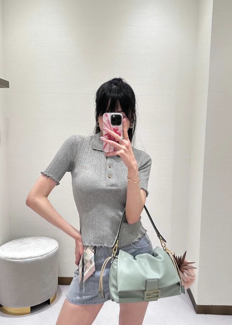 NO:324615,Batch Fend* 25Ss early spring new style, fashionable top-school students age-reducing polo collar knitted short-sleeved sweater | Exclusive yb development!  High-end production!  18-pin imported pure cotton yarn!  The pit strip design is slim and the upper body looks huge and slim!  The dense craftsmanship and temperament are young and girlish, and the sweet atmosphere is age-reducing. The upper body is so beautiful!  S/M/L, fendi,sweaters,T-shirt,alexander wang19860909批 Fend* 25Ss早春新款 时髦尖子生减龄polo领针织短袖毛衣丨独家yb开发！高版出品！18针进口纯棉纱线！坑条设计修身版型上身巨显瘦！密边工艺气质少女风减龄甜美气息.上身美的不要不要的！现货发售 S/M/L,,fendi,sweaters,T-shirt,alexander wang,Women's clothing