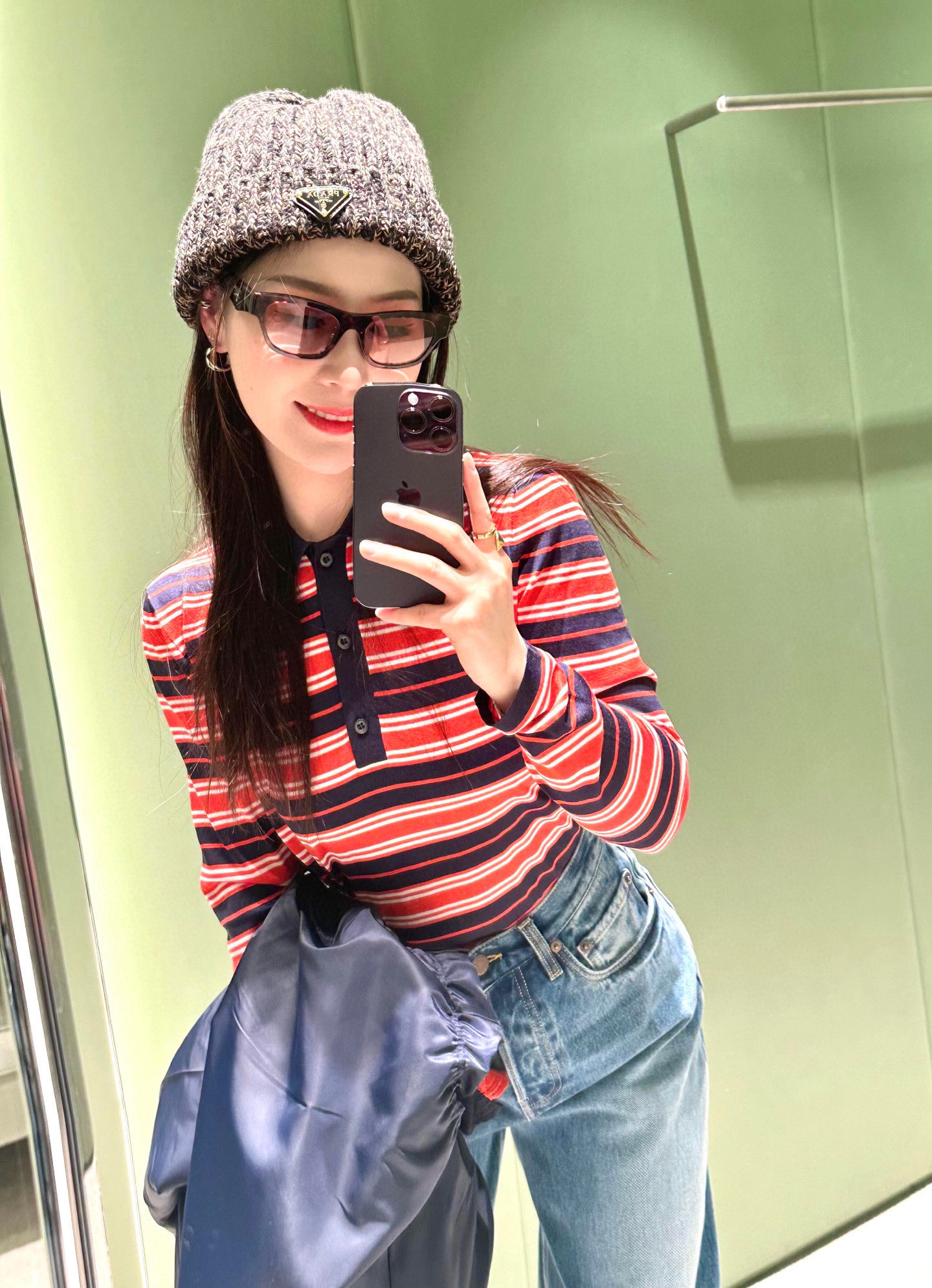 NO:324598,Batch Prad* 25s early spring limited new product Striped Polo knitted long-sleeved top | Exclusive yb development!  High-end production!  Made of imported German machines, silk blended material, comfortable and skin-friendly upper body, soft and soft touch, has good breathability, texture and awesome, whether it is single or base, it is very suitable for fit, and it is a slim fit effect with a little extra weight, not too tight, creating a slimming vision for paper people. S/M/L,,prada, real silk,alexander wang19860909批 Prad* 25s早春限定新品 条纹Polo针织长袖上衣丨独家yb开发！高版出品！采用德国进口机器制作,真丝混纺材质,上身舒适亲肤,触感软糯 具有良好的透气性,质感及赞、无论是单穿还是打底都很合适很合身适体,穿起来属于有点余量的修身效果,不会太紧身,营造出纸片人的显瘦视觉.现货发售 S/M/L,,prada,real silk,alexander wang,Women's clothing