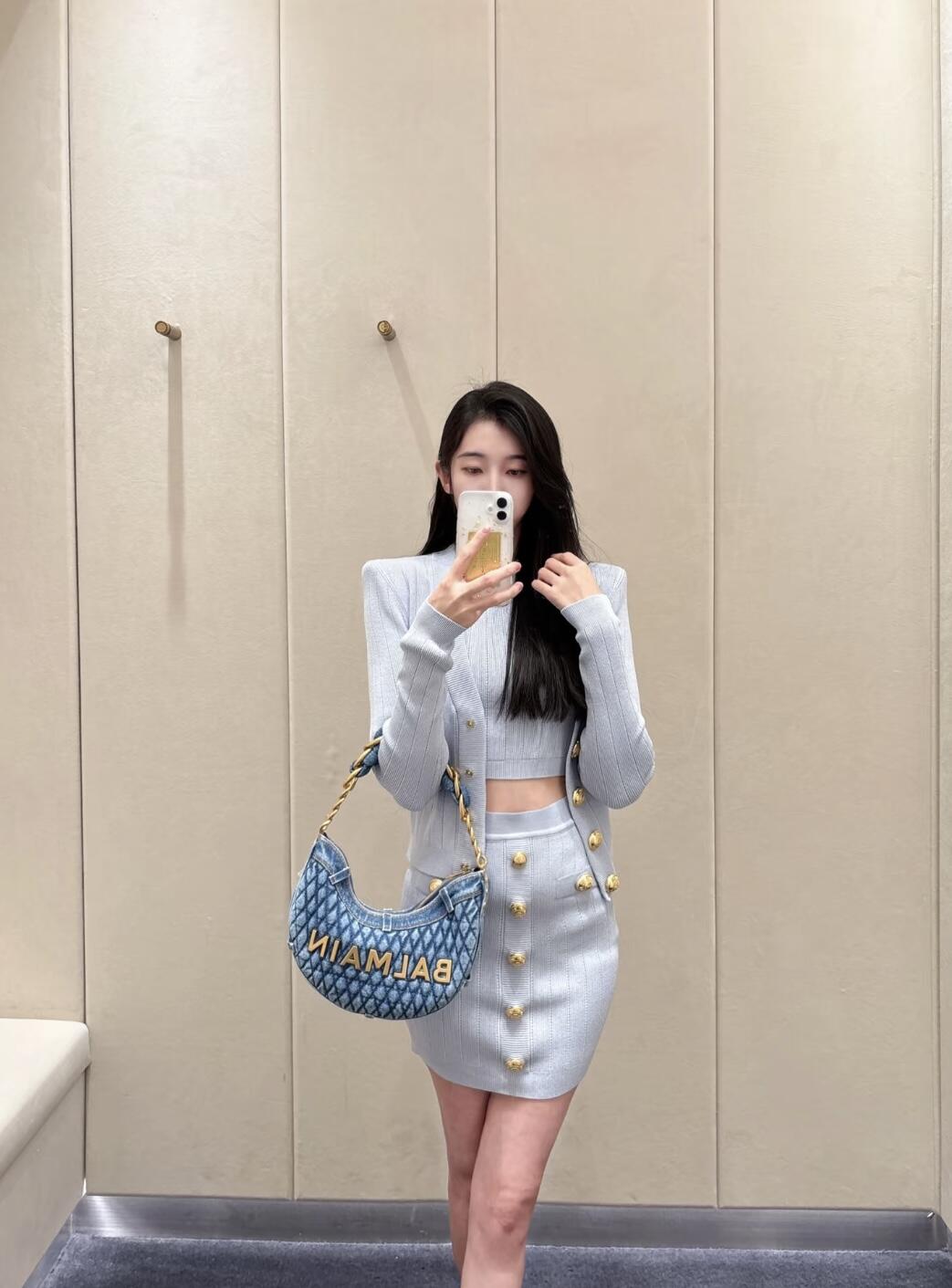 NO:324616,Balmai* 25Ss early spring new V-neck six-piece lion button wool knitted cardigan | Exclusive yb development!  High-end production!  The iconic button decoration embellishment is very practical and easy to wear. The haute couture wool yarn has a very delicate texture and is definitely not a market version. The style is very slim and versatile. S/M/L is available in stock, balmain, alexander wang19860909批 Balmai* 25Ss早春新款 V领六粒狮子扣羊毛针织开衫丨独家yb开发！高版出品！标志性纽扣装饰点缀 非常实穿好搭.高定毛纱线,质感很细腻,绝不是市场版本.版型非常显瘦百搭.现货发售S/M/L,,balmain,alexander wang,Women's clothing