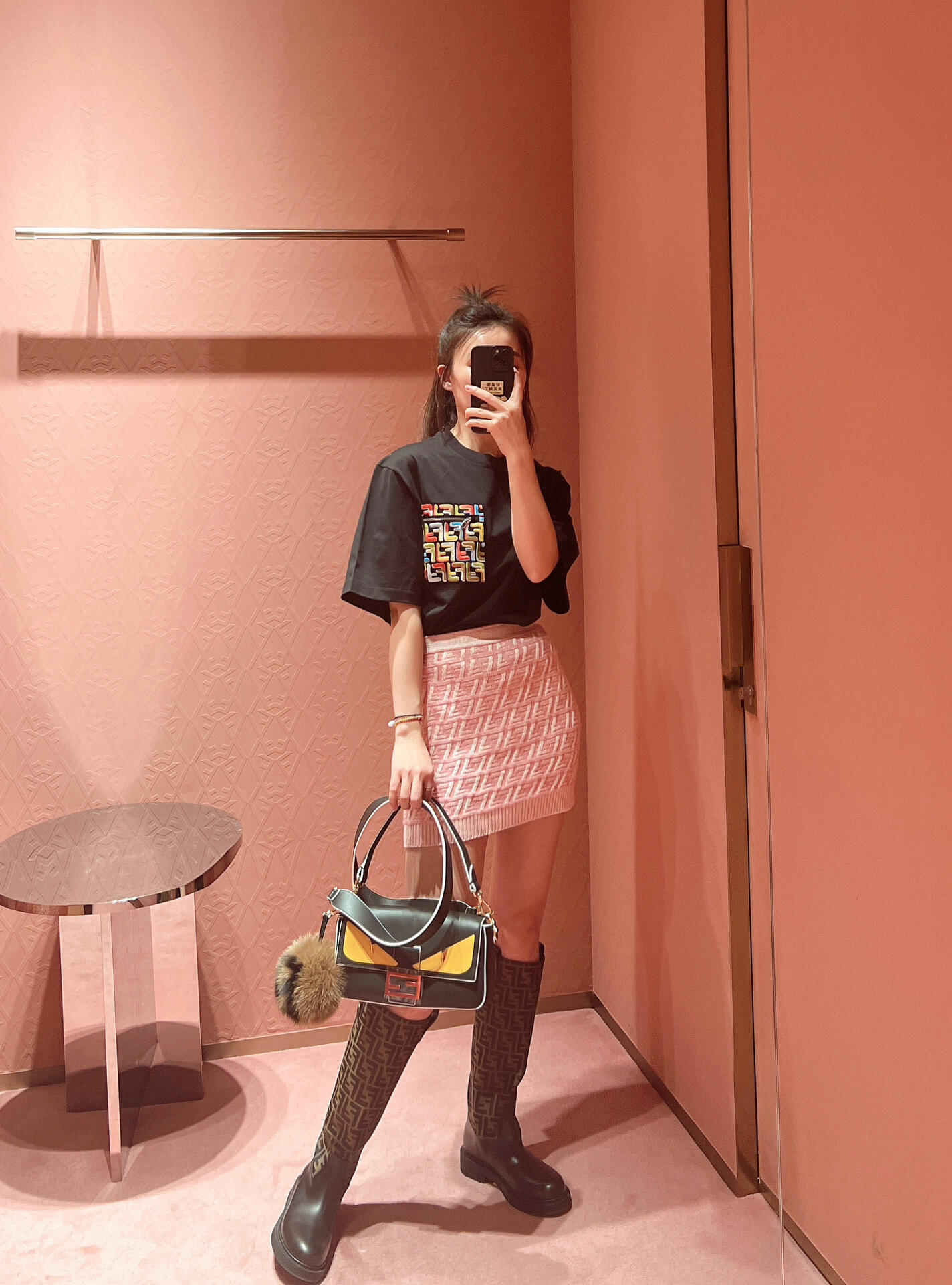 NO:324593,Batch Fend* 25Ss Early Spring New Style, Premium Embroidered Zipper Pocket Patch Short-Sleeve T-Shirt | Exclusive yb development!  High-end production!  The 100th anniversary monster limited edition, the T-shirt that is praised for being beautiful when you go out. Fashionable and reincarnation!  Customer-supplied cotton fabric, textured porcelain is really skinny, and the body is hard and shaped without sagging. The colorful double embroidery patch pocket pattern on the chest is embellished, and the full three-dimensional embroidery thread creates a three-dimensional logo image, enhancing the fashion sense of the whole dress. It is not only a classic, but also a fashionable one. The same style for men and women, S/M/L, fendi, T-shirt, tees, t-shirt, alexander wang19860909批 Fend* 25Ss早春新款 高级刺绣拉链口袋贴饰短袖T恤丨独家yb开发！高版出品！100周年小怪兽限量款,出门直接被夸好看的T恤.时尚大轮回！客供全棉面料,质感瓷实有骨感,着身硬挺显型不拉塌.胸前彩色双刺绣贴袋图案点缀,饱满立体绣线营造立体logo形象,提升整件衣服时尚感.既是经典,更是时尚.男女同款 现货发售S/M/L,,fendi,T-shirt,tees，t-shirt,alexander wang,Women's clothing