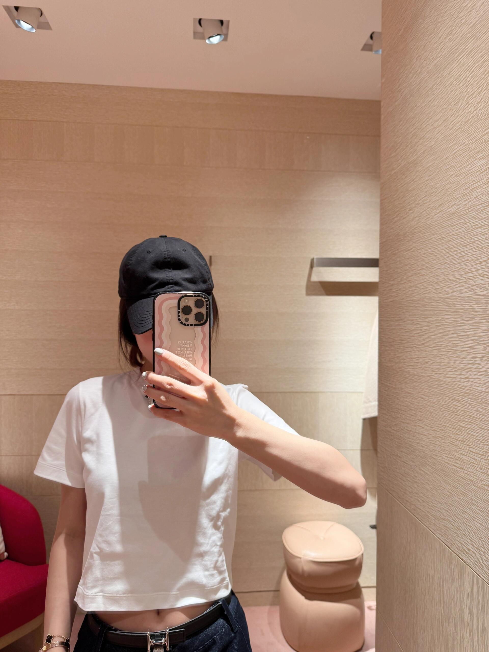 NO:324599,Batch Louis Vuitto* 25Ss early spring new style, back logo printed chain short short-sleeved T-shirt | Exclusive yb development!  High-end production!  Simple solid color on the front creates freshness, versatile and fashionable items, back logo embellishment, showing the brand's charm, loose body, casual and casual. Short style, easy to divide the body proportions, just match with a skirt, look very good. Fashionable and age-reducing and girlish. S/M/L,,louis vuitton, skirts, T-shirt, tees, t-shirt, alexander wang19860909批 Louis Vuitto* 25Ss早春新款 后背logo印花链条短款短袖T恤丨独家yb开发！高版出品！前面简约纯色打造清新 百搭时髦单品 后背logo印花点缀 彰显品牌魅力宽松的衣身休闲随性 短款版型上身轻松分割身材比例随便搭配一个半裙就很好看 时髦减龄又少女 现货发售S/M/L,,louis vuitton,skirts,T-shirt,tees，t-shirt,alexander wang,Women's clothing