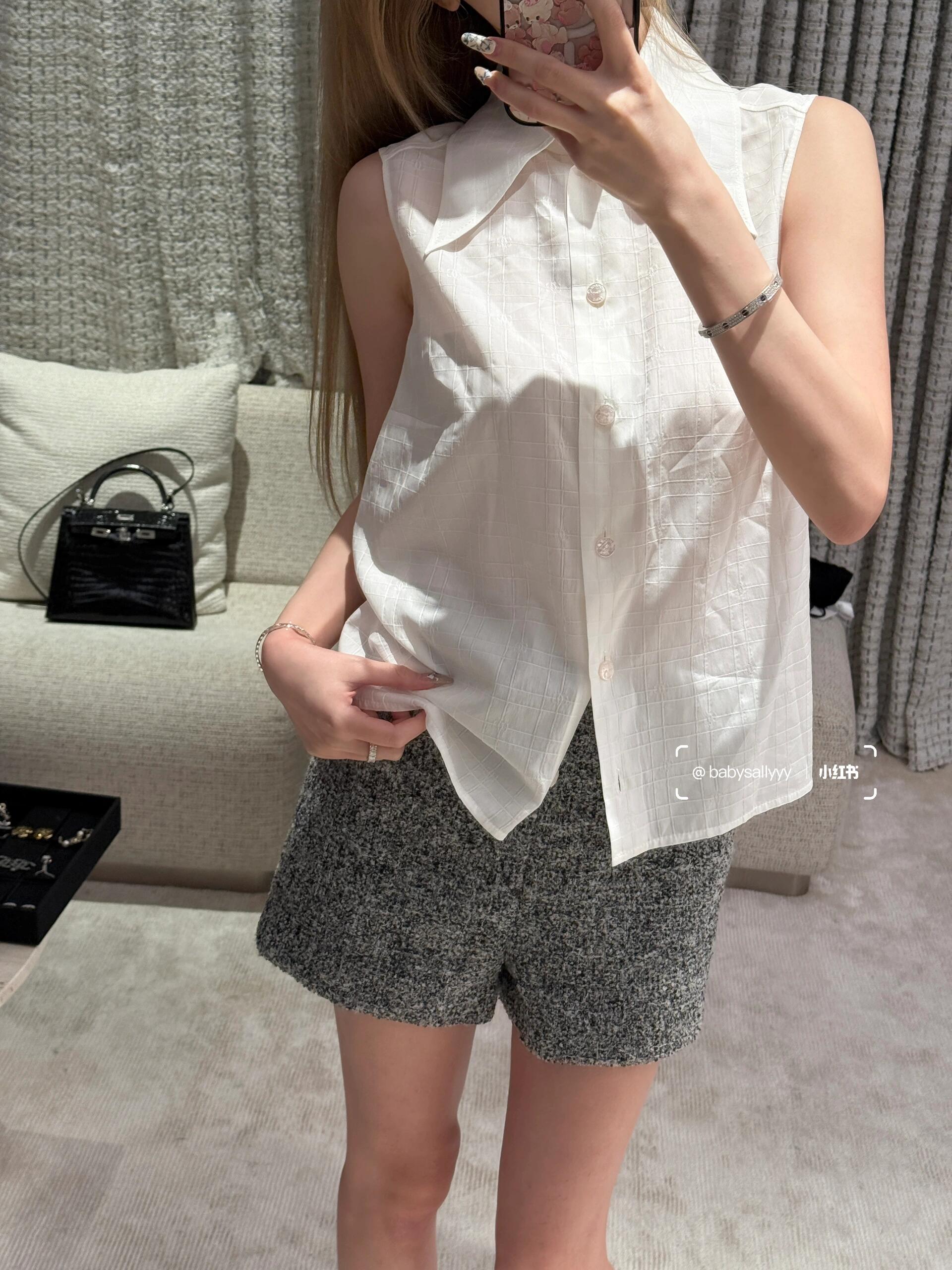 NO:324617,Crack Chane* 25P Summer Lapel Sleeveless Top | Exclusive YB Development!  High-end production!  Customized mulberry silk cotton ZP pair of products feels silky, soft and breathable, dark pattern logo jacquard, custom letter shell buckle, high quality Lapel design and slightly loose tailoring make the sleeveless shirt appear simple and elegant. It is suitable for all occasions, whether it is a formal workplace or a casual date, you can exude confidence and elegance. On sale in stock S/M/L, chanel,shirts,alexander wang19860909批 Chane* 25P夏季最新款 翻领无袖上衣丨独家yb开发！高版出品！定制桑蚕丝棉 ZP对版货触感丝滑 柔软透气 暗纹logo提花 定制字母贝壳扣 高品质 翻领设计和微宽松的剪裁使无袖衬衫呈现出简约而不失气质的风格它适合各种场合,无论是正式的工作场合还是休闲的约会都能让你散发出自信和优雅 现货发售 S/M/L,,chanel,shirts,alexander wang,Women's clothing