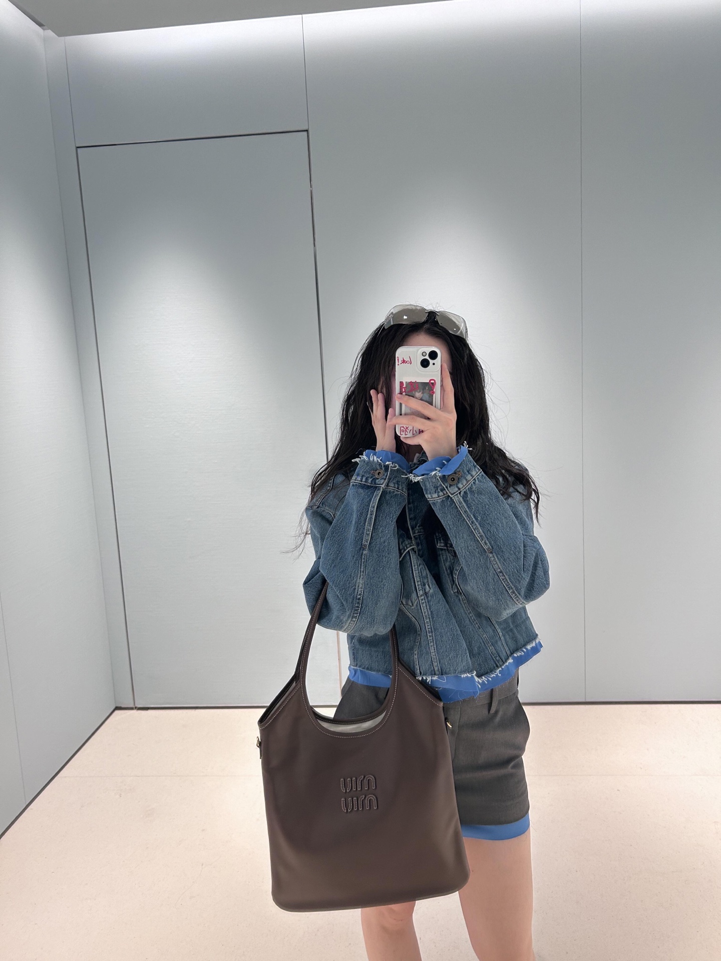 NO:325126,Batch Miumi* 25Ss early spring new style Intellectual Molecular College Style Denning Denim Jacket | Exclusive yb development!  High-end production!  Retro denim with miu blue contrasting edges and two-piece design!  Sweet and cool, both age-reducing outfits. The short style is not picky for people, and the upper body looks slim!  The imported denim enzyme wash fabric is quite broad and has a great texture!  The quality of workmanship depends on the details!  S/M/L, miumiu, jackets & coats, jackets & coats, alexander wang19860909批 Miumi* 25Ss早春新款 知性分子学院风丹宁牛仔夹克外套丨独家yb开发！高版出品！复古牛仔配上miu蓝撞色边假两件设计！甜酷兼备减龄穿搭.小短款不挑人版型上身巨显瘦！进口牛仔酵素洗水面料挺阔质感超赞！做工品质看细节！ 现货发售S/M/L,,miumiu,jackets & coats,jackets & coats,alexander wang,Women's clothing