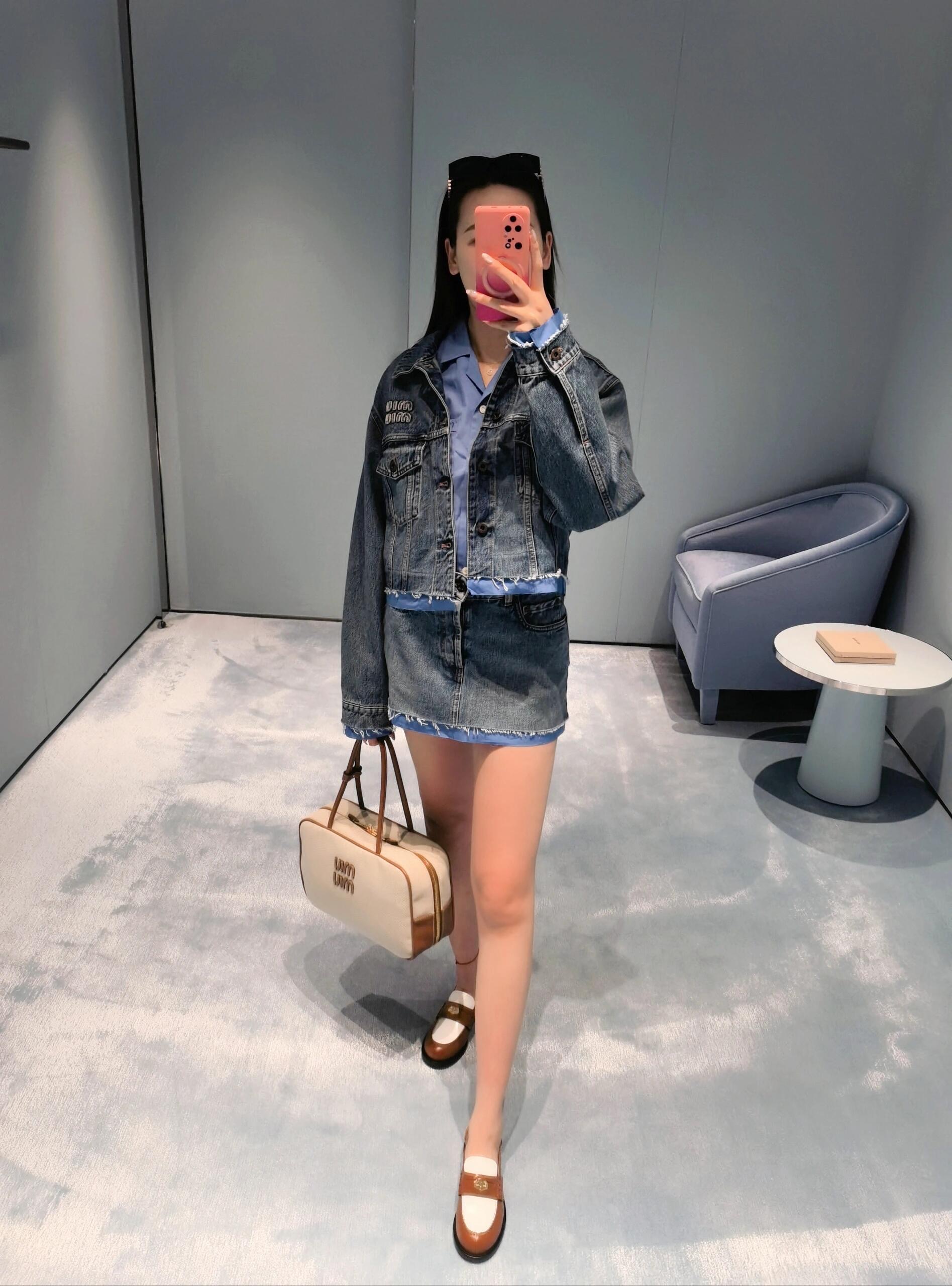 NO:325132,Batch Miumi* 25Ss early spring new style intellectual molecular college style denim denim skirt丨Exclusive yb development!  High-end production!  Retro denim with miu blue contrasting edges and two-piece design!  Sweet and cool, age-reducing outfit. It is not picky about people and looks huge in the upper body!  The imported denim enzyme wash fabric is quite broad and has a great texture!  The quality of workmanship depends on the details!  ,miumiu,skirts,alexander wang19860909批 Miumi* 25Ss早春新款 知性分子学院风丹宁牛仔半裙丨独家yb开发！高版出品！复古牛仔配上miu蓝撞色边假两件设计！甜酷兼备减龄穿搭.不挑人版型上身巨显瘦！进口牛仔酵素洗水面料挺阔质感超赞！做工品质看细节！,,miumiu,skirts,alexander wang,Women's clothing