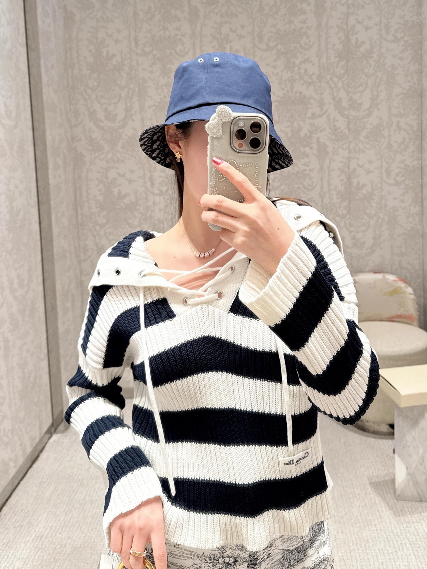 NO:325138,Batch Dio* 25Ss Early Spring New Style Striped Lace-up Navy Collar Knit Top | Exclusive YB Development!  High-end production!  The whole body stripes contrast color, cross-band straps on the chest, large lapels of shawl letters behind the back, fashionable and age-reducing, simple and elegant vertical pit strip texture, modify the body shape, soft and comfortable feel, strong breathability, daily commuting is OK. The quality of workmanship depends on the details!  S/M/L, dior,shawls,alexander wang19860909批 Dio* 25Ss早春新款 条纹系带海军领针织上衣丨独家yb开发！高版出品！通体条纹撞色 胸前交叉绑带 背后披肩字母大翻领 时髦减龄 简约大方竖坑条肌理 修饰身形 手感柔软舒适 透气性强 日常通勤都ok.做工品质看细节！现货发售S/M/L,,dior,shawls,alexander wang,Women's clothing