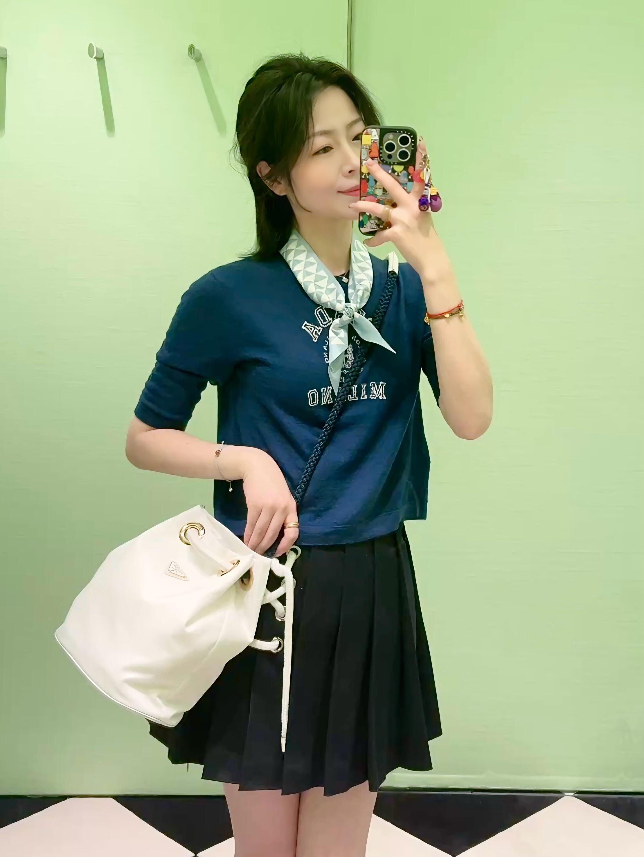 NO:325127,Prad* 25Ss early spring new style white drawstring pleated skirt丨Exclusive high-end production!  The high-waisted pleated skirt body, the front and rear pieces are heavy and high-temperature pleated craftsmanship, exquisite pleat position and pleat volume, stylish draping, and the white drawstring on the side highlights the academic style effect. The long short skirt maximizes the advantages of leg length, and daily wear can be sweet or salty!  S/M/L, prada, skirts, alexander wang19860909批 Prad* 25Ss早春新款 白色抽绳绑带百褶短裙丨独家高版出品！高腰百褶裙身,前后片重磅高温处理百褶工艺,褶位和褶量精致,垂坠有型,侧边白色抽绳绑带设计突出学院风效果,短款裙长把腿长优势发挥到最大,日常穿搭可甜可盐！现货发售S/M/L,,prada,skirts,alexander wang,Women's clothing