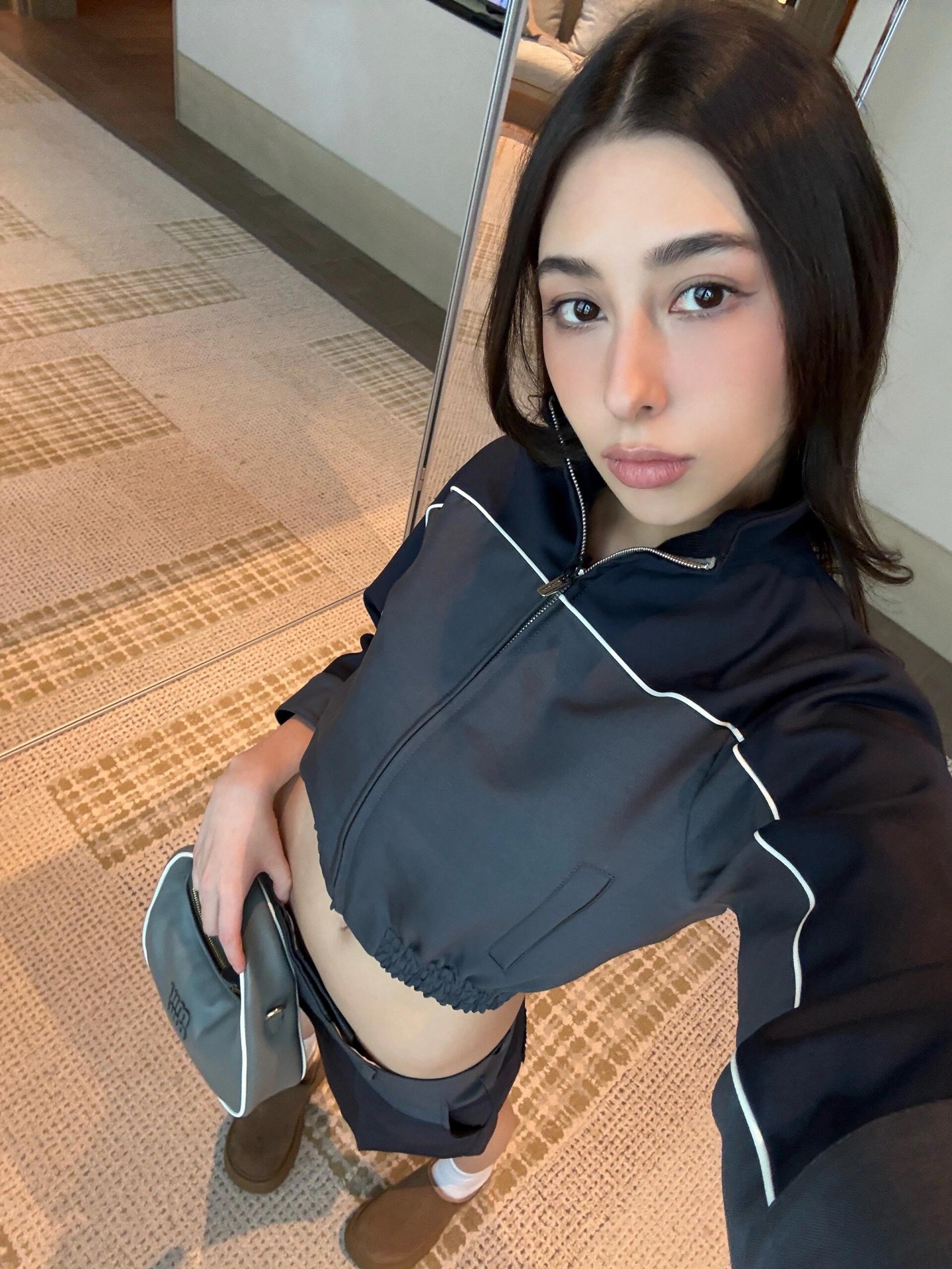 NO:326099,Batch Miumi* 25Ss early spring new style blue and gray color-blocking sporty-style stand-up collar short flight jacket | Exclusive yb development!  High-end production!  Easily create a fashionable and seasonal look. The upper body is handsome and fashionable. The workmanship quality depends on the details. S/M/L, miumiu, jackets & coats, jackets & coats, alexander wang19860909批 Miumi* 25Ss早春新款 蓝灰拼色运动风立领短款飞行夹克外套丨独家yb开发！高版出品！轻松打造时尚换季造型 上身减龄帅气又时髦 做工品质看细节 现货发售S/M/L,,miumiu,jackets & coats,jackets & coats,alexander wang,Women's clothing