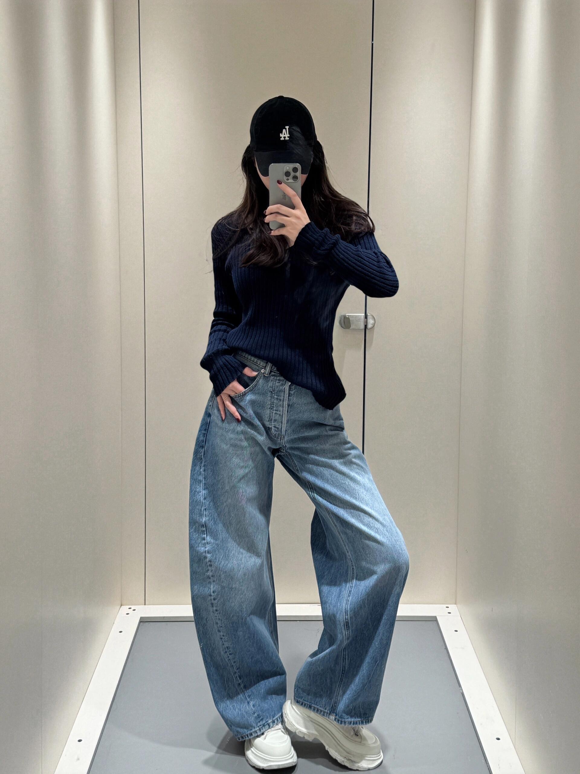 NO:326095,Alexa*der wang 25Ss early spring new style letters, diamond scimitar jean trousers | exclusive yb development!  High-end production!  It is definitely a king-fried three-dimensional tailored scimitar pants with a buttocks, which is simply too amazing!!! The scimitar legs have a good modification effect for the legs that are not straight, and the upper body will not stick to the legs! It has a good air drooping feeling and hides the flesh invisibly, making it look huge and long!  Workmanship quality depends on details S/M/L, alexander wang19860909批 Alexa*der wang 25Ss早春新款 字母烫钻弯刀牛仔长裤丨独家yb开发！高版出品！绝对是王炸立体剪裁的弯刀裤版型臀部烫钻点缀,简直不要太绝!!!弯刀剪裁的裤腿,对于腿不直有很好的修饰作用,上身不会贴腿!有很好的空气垂感且无形中藏肉肉,很巨巨巨显腿长！ 做工品质看细节 现货发售S/M/L,,alexander wang,Women's clothing