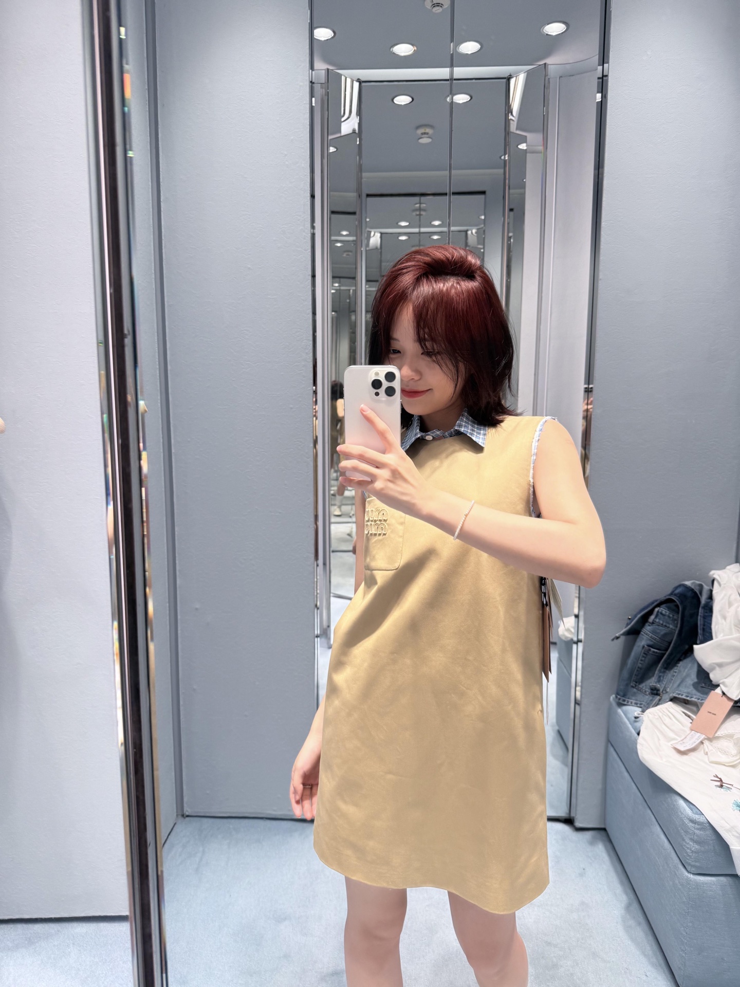 NO:326087,Miumi* 25Ss early spring new style retro literary khaki sleeveless dress | Exclusive yb development!  High-end production!  Sky blue checked lapel is removable. Fake two-piece splicing design!  The classic A-cut style is versatile and not picky!  The casual, age-reducing sweet style creates a fashionable stacking style!  The logo of the patch embroidered letters is low-key and luxurious, the workmanship quality depends on the details. S/M/L is available in stock, miumiu, skirts, alexander wang19860909批 Miumi* 25Ss早春新款 复古文艺风卡其色无袖连衣裙丨独家yb开发！高版出品！天蓝色格纹翻领可拆卸.假两件拼接设计！经典小A剪裁版型百搭不挑人！休闲减龄甜酷风打造时髦的叠搭造型！贴布刺绣字母logo低调奢华,做工品质看细节 现货发售S/M/L,,miumiu,skirts,alexander wang,Women's clothing