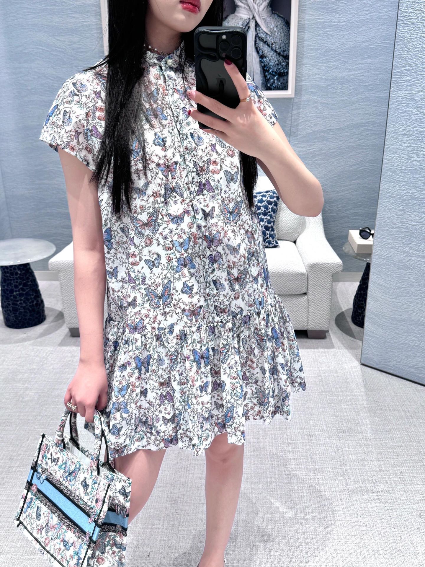 NO:326129,Batch Dio* 25Ss Spring and Summer New Style Dreamy Butterfly Floral Printed Dress丨Exclusive High-Performance!  Use customized light cotton fabric, light and silky touch, smooth and delicate skin-friendly, full of dreamy butterfly floral pattern prints, small standing collar decorative CD pearl buckle, buttons open and close half front closure, inside all come and go back and forth, full texture, spliced ​​pleated ruffled skirt hem is super cute, the upper body is a fairy-like feel, how to shoot it, how beautiful it is~ S/M/L, dior, skirts, alexander wang19860909批 Dio* 25Ss春夏新款 梦幻蝴蝶花卉印花连衣裙丨独家高版出品！采用定制的轻薄棉质面料,轻薄丝滑触感,顺滑细腻亲肤,满幅梦幻蝴蝶花卉图案印花,小立领领口装饰CD珍珠扣,纽扣开合半前襟,内里全来去回包边接缝,质感满满,拼接裥褶荷叶边裙摆超级可爱哦,上身是仙气飘飘的feel,怎么拍怎么美~现货发售S/M/L,,dior,skirts,alexander wang,Women's clothing