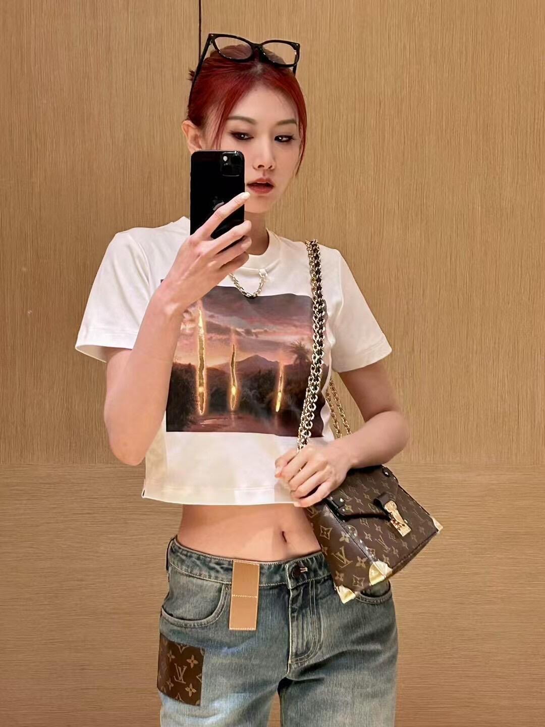 NO:326614,Batch Louis Vuitt*n 25Ss Spring and Summer New Short Printed Chain T-shirt | Exclusive High-end Production!  Short T-shirt cut highlights the brand style. Made of gram-weight pure cotton. It is slightly elastic and gives a slim visual effect. The neckline is marked with metal letters as the design highlight. The large body is decorated with tropical palm lake pattern. Laser science fiction elements make ready-to-wear single-fit inner wear and fashionable. On sale in stock. S/M/L,,louis vuitton,tees, t-shirt,alexander wang19860909批 Louis Vuitt*n 25Ss春夏新款 短款印花链条T恤丨独家高版出品！短款T恤裁剪 凸显品牌格调 采用克重纯棉制成 略带有弹力 呈现显瘦视觉效果 领口以金属字母标链条作设计亮点 大身装饰热带棕榈湖面图案 激光科幻元素让成衣单穿内搭都出彩时髦 现货发售 S/M/L,,louis vuitton,tees，t-shirt,alexander wang,Women's clothing