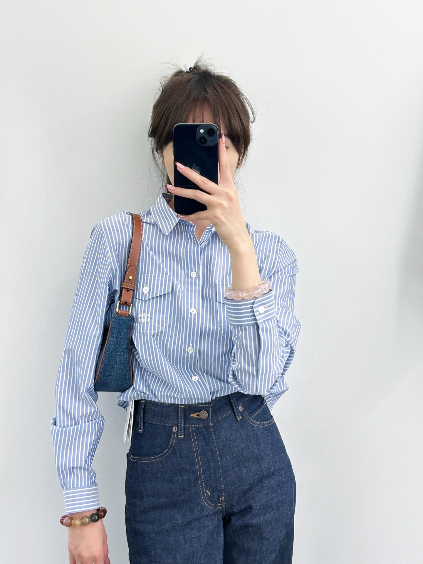 NO:326639,Celin* 25Ss Spring and Summer New Pinstripe Short Shirt丨Exclusive YB Development!  High-end production!  The retro literary style small short H-style style is fashionable and handsome!  The flip pocket embroidered Arc de Triomphe logo is low-key and luxurious, and the original customized imported fabric has a great texture. It is a sweet and salty product to reduce age!  The style is not picky and the upper body looks very slim!  British neutral style dressing interpretation. Workmanship quality depends on the details. S/M/L is available in stock, celine,shirts,alexander wang19860909批 Celin* 25Ss春夏新款 细条纹短款衬衫丨独家yb开发！高版出品！复古文艺风小短款H版型时髦又帅气！翻盖口袋刺绣凯旋门logo低调奢华,原版定制进口面料质感超赞.可甜可盐的减龄单品！版型不挑人上身超显瘦！英伦中性风穿搭演绎.做工品质看细节.现货发售S/M/L,,celine,shirts,alexander wang,Women's clothing