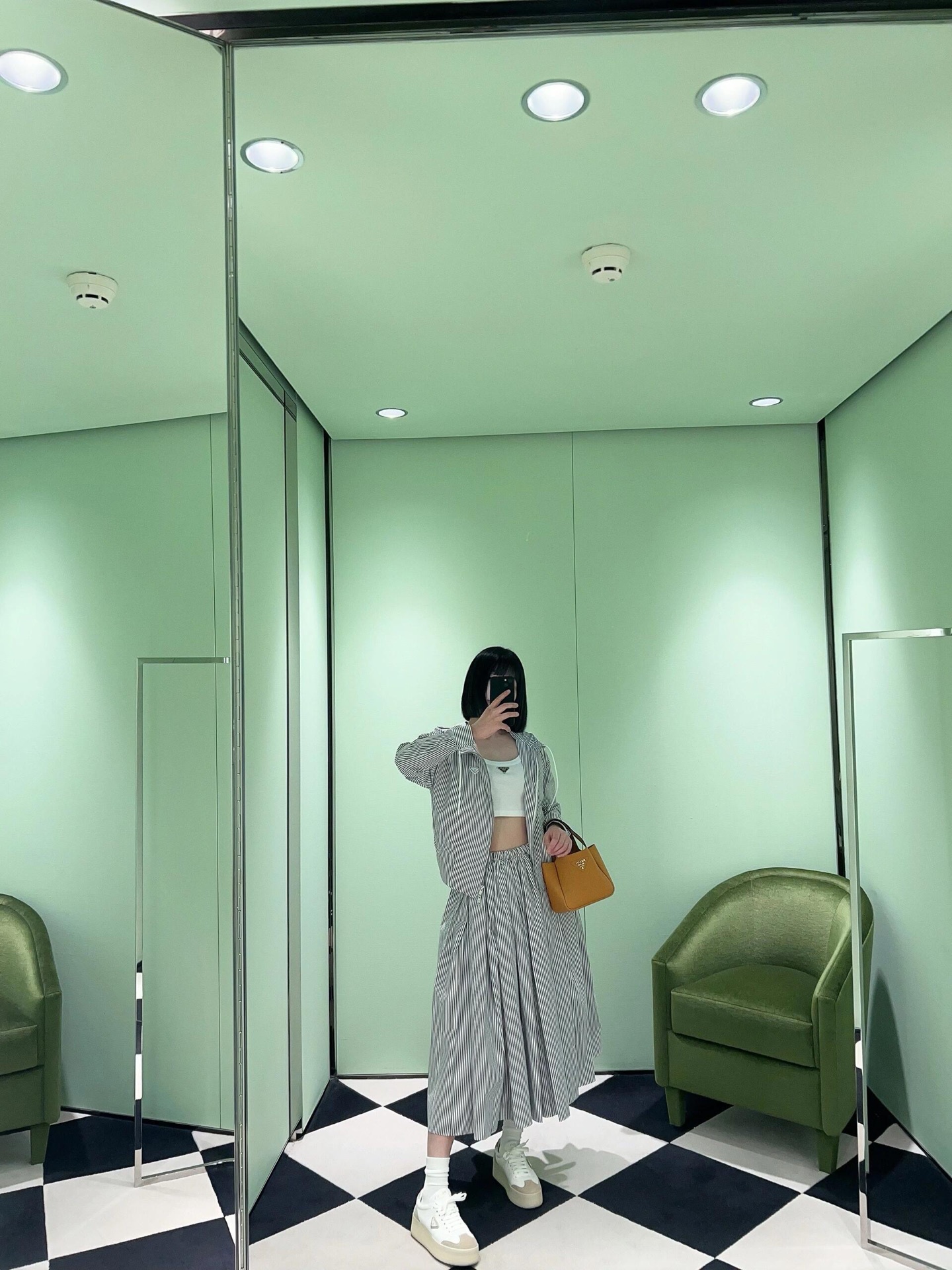 NO:326615,Jacket batch Skirt batch Prad* 25Ss early spring new style vertical striped hooded thin coat   long skirt | Exclusive yb development!  High-end production!  A set of fresh and early spring breath is full of the upper body!  Relaxed and fashionable outfit, the customized cotton poplin woven striped shirt fabric has a delicate texture and is extremely exquisite. The temperamental sleeve-lined sleeve-free style makes the upper body look slimming!  The elastic waist A-line long skirt can be sweet and salty. It has a girlish style that reduces age. It is versatile and not picky!  Workmanship quality depends on the details. S/M/L is available in stock, prada, skirts, jackets & coats,shirts,hats,alexander wang19860909外套批 半裙批 Prad* 25Ss早春新款 竖条纹连帽轻薄外套 长半裙丨独家yb开发！高版出品！一套上身清新早春气息感拉满！轻松又时髦的穿搭,定制棉府绸色织条纹衬衫面料细腻质感超赞.气质衬袖宽松版型上身巨显瘦！松紧腰A字长半裙可甜可盐气质减龄少女风百搭不挑人！做工品质看细节.现货发售S/M/L,,prada,skirts,jackets & coats,shirts,hats,alexander wang,Women's clothing