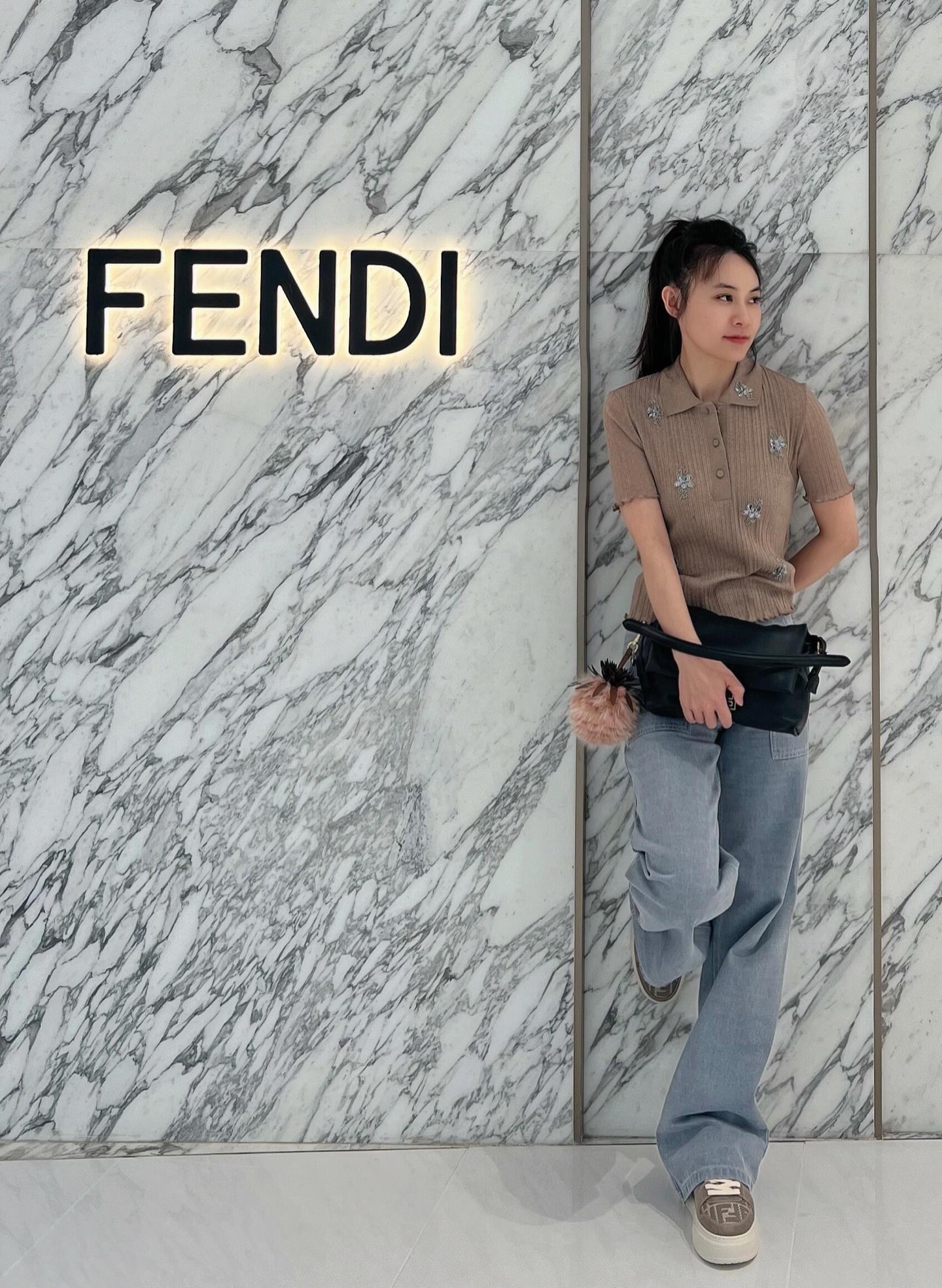 NO:326622,Batch Fend* 25Ss early spring new model lapel heavy industry sequin knitted short-sleeved top丨Exclusive high-end production!  Original custom wool blended yarn, pit knitting process is elastic and comfortable for the upper body!  Brand letter embroidery on the chest, slim and slim on the upper body!  Workmanship quality depends on the details. S/M/L is available in stock, fendi, T-shirt, alexander wang19860909批 Fend* 25Ss早春新款 翻领重工亮片针织短袖上衣丨独家高版出品！原版定制羊毛混纺纱线,坑条针织工艺弹力十足上身舒适！胸前品牌字母刺绣,上身修身显瘦！做工品质看细节.现货发售S/M/L,,fendi,T-shirt,alexander wang,Women's clothing