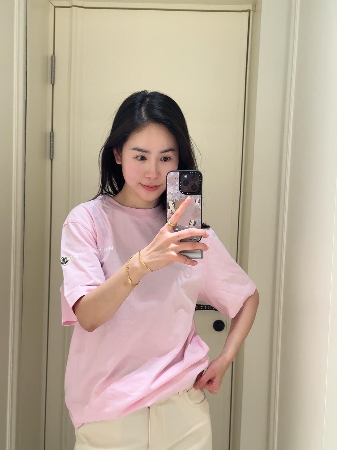 NO:326634,Moncl*r 25Ss new spring and summer style Fujiwara Hiroshi jointly created cartoon logo letter printed short-sleeved T-shirt | Exclusive yb development!  High-end production!  The latest theme of the new season: Hand-sleeved brand small badges. Our quality does not need too much explanation. Old customers know that they dare not take risks even if they don’t have anything to do in the first version!  The same model for men and women, in short, the model for Teng Master will not be disappointed every year!  S/M/L, T-shirt,tees,t-shirt,alexander wang19860909批 Moncl*r 25Ss春夏新款 藤原浩联名卡通logo字母印花短袖T恤丨独家yb开发！高版出品！新一季最新主题 手袖品牌小徽章 我们的品质不用过多的解释,老客都知道,做首版没点东西根本不敢冒险！男女同款,总之藤老师的款每年都不会失望！现货发售 S/M/L,,T-shirt,tees，t-shirt,alexander wang,Women's clothing