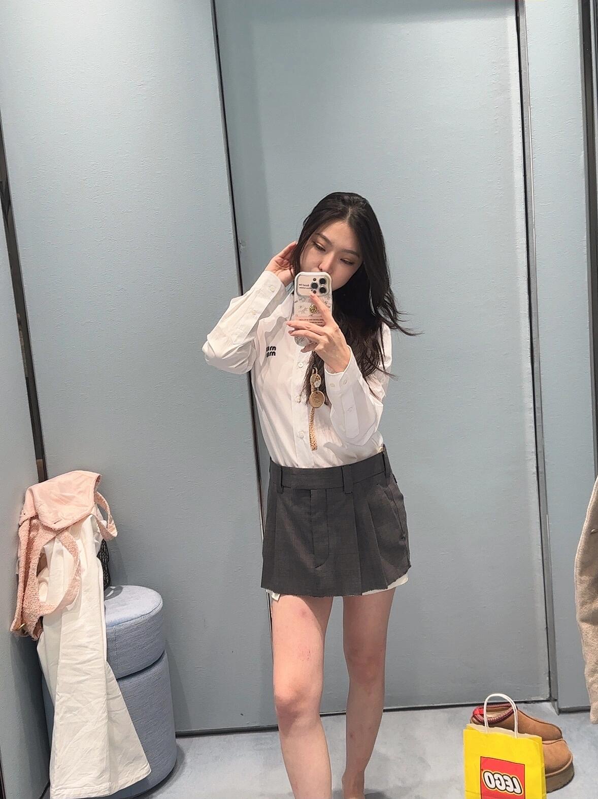 NO:326683,Miumi* 25ss Spring and Summer New Style White Embroidered Shirt丨Exclusive YB Development!  High-end production!  I really love this shirt with micro logo embroidery, poplin cotton, and bristle design on the hem, which sets off any jacket or skirt. It is also very age-reducing and refreshing, loose and high waist, slimming and lengthening the body proportions. Almost everyone has a shirt with one piece, which is simple and beautiful. What kind of magic, effortless temperament can be worn throughout the year!  S/M/L, miumiu, skirts, jackets & coats,shirts,alexander wang19860909Miumi* 25ss春夏新款 白色刺绣衬衫丨独家yb开发！高版出品！真的好爱miu这款衬衫啊,微标识刺绣,府绸棉质,下摆毛边设计,衬托任何外套、半裙都绝,而且特别减龄清爽,宽松高腰 显瘦又拉长身材比例,几乎人手一件的衬衫,简单也可以很好看,到底什么魔力,毫不费力的气质,贯穿到一年四季都能穿到！现货发售S/M/L,,miumiu,skirts,jackets & coats,shirts,alexander wang,Women's clothing