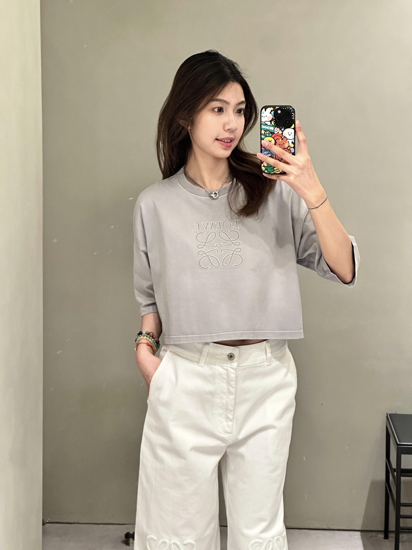 NO:326676,Loew* 25Ss spring and summer new style embroidered short round neck short-sleeved T-shirt丨Exclusive yb development!  High-end production!  It is made of imported cotton, breathable and comfortable, full of texture, short short-sleeved T-shirt cutting, highlighting the brand style. The inner wear is brilliant and fashionable. The perfect workmanship quality depends on the details. S/M/L is available in stock, loewe, T-shirt,tees, t-shirt,alexander wang19860909Loew* 25Ss春夏新款 刺绣短款圆领短袖T恤丨独家yb开发！高版出品！采用进口全棉材质,透气舒适,质感十足,短款短袖T恤裁剪,凸显品牌格调 单穿内搭都出彩时髦 完美做工品质看细节.现货发售S/M/L,,loewe,T-shirt,tees，t-shirt,alexander wang,Women's clothing