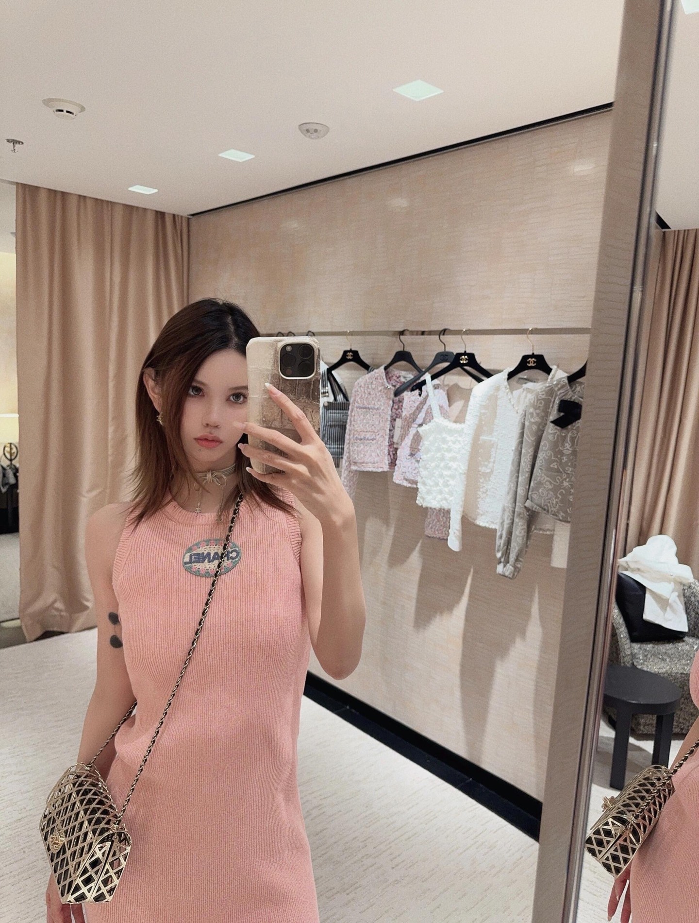 NO:326672,Chane* 25p early spring hot holiday series new products, embroidered Zhangzai design Doba An color vest dress | Exclusive yb development!  High-end production!  White, rich and beautiful must be used as a magical tool!  The three-dimensional Zhangzai logo design is low-key and luxurious. It is a universal and versatile artifact. The inner style is super slim!  The imported cashmere yarn has a very comfortable texture!  Casual, fashionable and high-end!  Perfect workmanship quality depends on the details. S/M/L is available in stock, chanel, skirts, alexander wang19860909Chane* 25p早春爆款度假系列新品 刺绣章仔设计多巴安色系背心连衣裙丨独家yb开发！高版出品！白富美必入神器！立体章仔logo设计低调奢华.万能百搭神器 内搭版型超显瘦！进口羊绒纱线质感超舒适！休闲时髦又高级！完美做工品质看细节.现货发售S/M/L,,chanel,skirts,alexander wang,Women's clothing