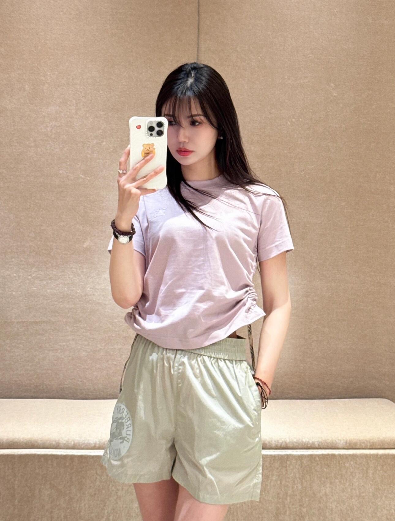 NO:320036,Bulk Burb*rry 25Ss spring and summer new products, waist-closing drawstring plaid decorative cotton round neck short-sleeved T-shirt | Exclusive yb development!  High-end production!  The low-key daily life is not without the fashionable plaid decoration and wrinkle waist, which is very suitable for this year's fashion trend. It's so easy to wear~ the style really shows off your figure!  Barbie on earth is just like this!  Must enter must be entered!  S/M/L, Burberry, T-shirt,tees, t-shirt,alexander wang19860909批 Burb*rry 25Ss春夏新品 收腰抽绳格纹装饰棉质圆领短袖T恤丨独家yb开发！高版出品！低调日常又不失时髦感格纹装饰褶皱收腰,非常贴合今年的流行趋势ins博主风满满的真的太好穿啦～版型真的巨显身材！人间芭比也不过如此！必入必入！现货发售S/M/L,,burberry,T-shirt,tees，t-shirt,alexander wang,Women's clothing