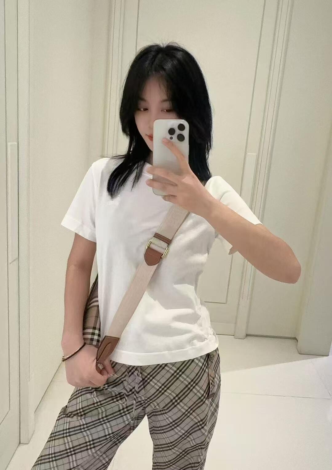 NO:335102,Burb*rry 25Ss spring and summer new product, waist-closing drawstring plaid decorative cotton round neck short-sleeved T-shirt | Exclusive yb development!  High-end production!  The low-key daily life is not without the fashionable plaid decoration and wrinkle waist, which is very suitable for this year's fashion trend. It's so easy to wear~ the style really shows off your figure!  Barbie on earth is just like this!  Must enter must be entered!  S/M/L, Burberry, T-shirt,tees, t-shirt,alexander wang19860909Burb*rry 25Ss春夏新品 收腰抽绳格纹装饰棉质圆领短袖T恤丨独家yb开发！高版出品！低调日常又不失时髦感格纹装饰褶皱收腰,非常贴合今年的流行趋势ins博主风满满的真的太好穿啦～版型真的巨显身材！人间芭比也不过如此！必入必入！现货发售S/M/L,,burberry,T-shirt,tees，t-shirt,alexander wang,Women's clothing