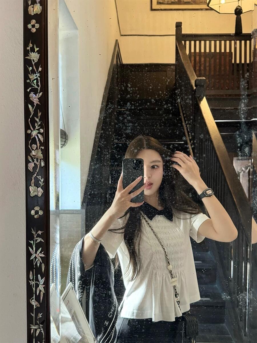 NO:317956,Category Chane* 25p Spring and Summer New Products!  Double C pleated embroidered logo pure cotton short-sleeved T-shirt丨Exclusive yb development!  High-end production!  Temperament doll collar contrasting design to reduce age-reducing girlish style. White, rich and beautiful must be used as a magical tool!  The elastic and elastic waist-tight design makes you look slim!  Swiss machine customization and craftsmanship!  Imported pure cotton fabric has a very comfortable texture!  The upper body looks huge and slim!  The style of a celebrity girl is elegant and high-end!  Perfect workmanship quality depends on the details. S/M/L, chanel, T-shirt,tees, t-shirt,alexander wang19860909批 Chane* 25p春夏新品！双C褶皱刺绣logo纯棉短袖T恤丨独家yb开发！高版出品！气质娃娃领撞色设计减龄少女风.白富美必入神器！弹力松紧收腰设计显瘦绝绝子！瑞士机定制打揽工艺！进口纯棉面料质感超舒适！版型上身巨显瘦！名媛少女风 优雅又高级！完美做工品质看细节.现货发售S/M/L,,chanel,T-shirt,tees，t-shirt,alexander wang,Women's clothing