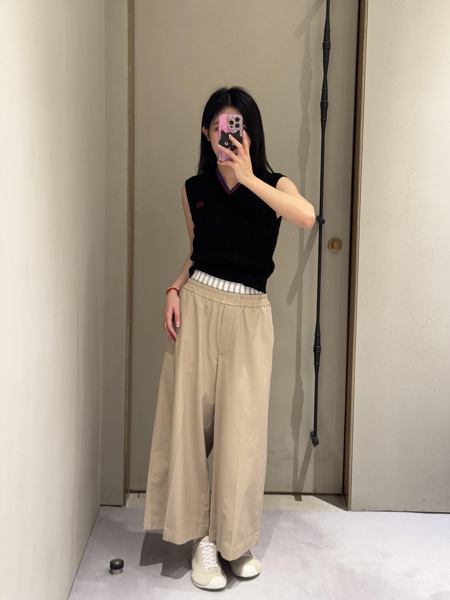 NO:317959,Loew* 25Ss early spring new style, double waist elastic waist nine-point wide-leg pants | Exclusive yb development!  High-end production!  The same style as Yang Mi｜This Loew* pants perfectly combine classic and modern style, the main color of milk coffee shows low-key luxury, and the double waist design adds vitality and texture to spring. The wide-leg nine-point design not only enhances practicality, but also shows exquisite craftsmanship and also increases the possibility of diverse outfits!  Perfect workmanship quality depends on the details. S/M/L is available in stock, loewe, alexander wang19860909批 Loew* 25Ss早春新款 双腰头松紧腰九分阔腿裤丨独家yb开发！高版出品！杨幂同款｜这件Loew*裤子将经典与现代风格完美结合,奶咖主色调尽显低调奢华,双腰头设计为春日增添活力与质感.阔腿九分设计不仅提升了实用性,更展现精致工艺.也增加多样穿搭可能！完美做工品质看细节.现货发售S/M/L,,loewe,alexander wang,Women's clothing