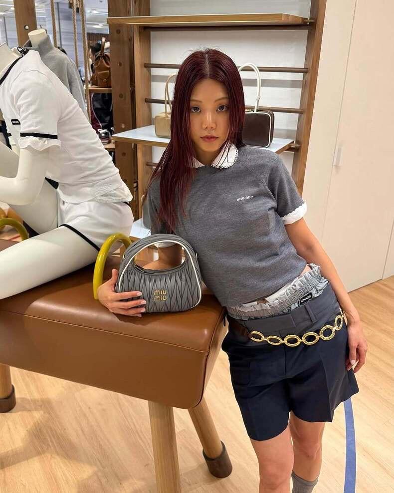 NO:317962,Batch Miumi* 25Ss Spring and Summer New Color Block Bermuda High Waist Straight Slim Shorts | Exclusive YB Development!  High-end production!  The style you want to wear when you go out every day ~ a very comfortable style!  Close your eyes! Use a cutting design style to make your pants more outstanding. It is a versatile tool when you wear it. Simple and high-waisted style. Easy to match with various T-shirts and very fashionable! It is so comfortable that you don’t want to take it off. S/M/L is available in stock, miumiu, shorts, tees, t-shirt, alexander wang19860909批 Miumi* 25Ss春夏新款 拼色百慕大高腰直筒修身短裤丨独家yb开发！高版出品！日常出门就会想穿的款～非常舒适的款！闭眼入!采用裁剪设计风格 让裤子更加出彩 穿上就是百搭神器 简约高腰款 轻松搭配各种T恤而且非常的时尚!舒服到不想脱下来 现货发售S/M/L,,miumiu,shorts,tees，t-shirt,alexander wang,Women's clothing