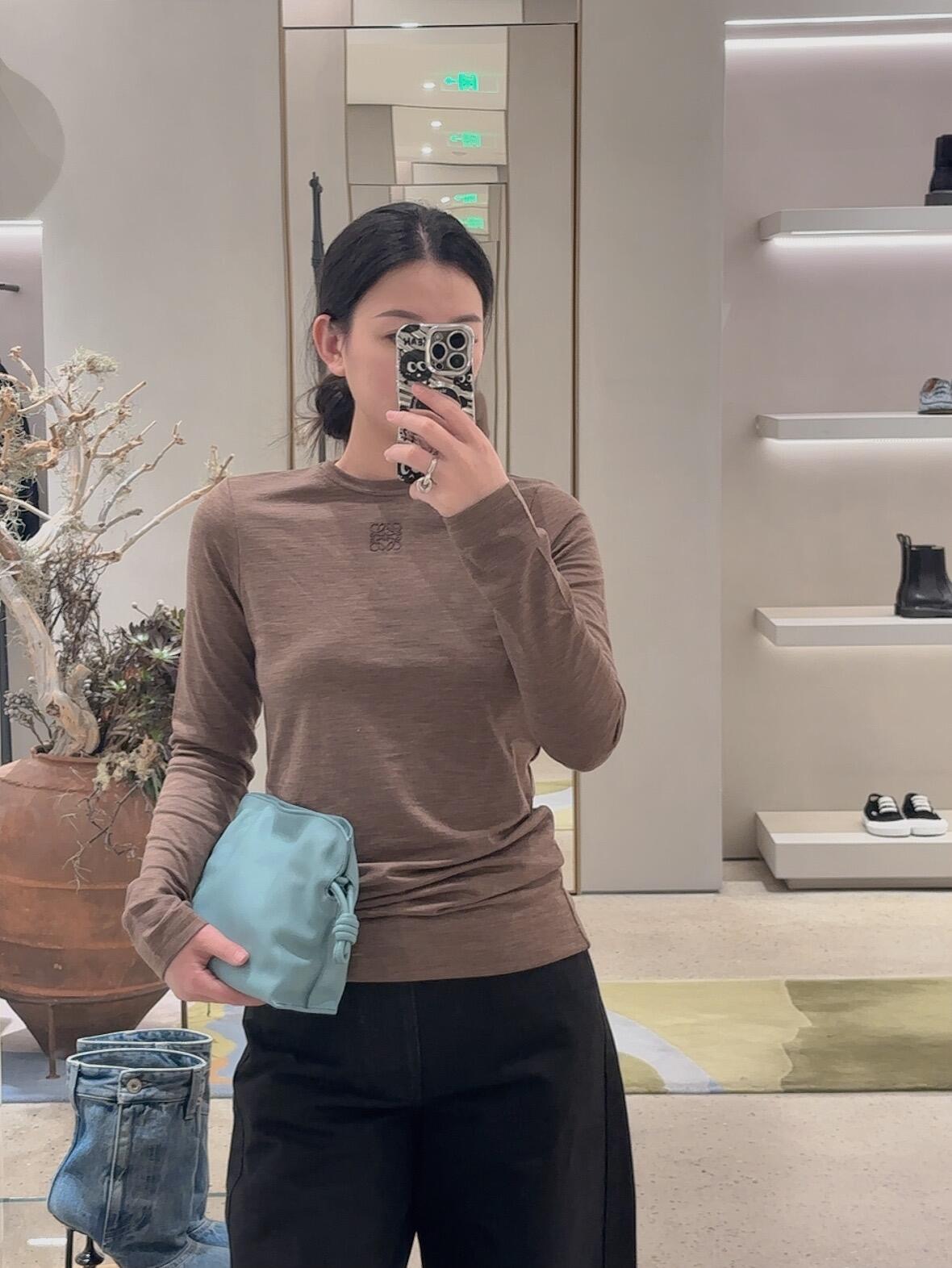 NO:318948,Loew* 25Ss Spring and Summer New Style Classic Chest Embroidered Long Sleeve T-shirt | Exclusive High-end Production!  It is equipped with a slim fit style, which is a good interpretation of the figure. The LOGO embroidery in the middle easily presents the brand's charm. It is very good to wear the inner wear alone, and the depth of the neckline is just the effect of making you look thinner. The straight shoulder and shoulder line will make you look thinner when you fall on the shoulders. Good styles can be worn all the time. S/M/L is available in stock, loewe, tees, t-shirt, alexander wang19860909批 Loew* 25Ss春夏新款 经典胸前刺绣长袖T恤丨独家高版出品！配置了修身的版型打造,对于身材是很好的诠释 中间的LOGO刺绣更是轻松的呈现出品牌魅力所在 内搭单穿都很好,领口深度刚好就是比较显瘦的效果,正肩肩线落在肩膀处,也会更显人薄,好的版型可以一直穿.现货发售S/M/L,,loewe,tees，t-shirt,alexander wang,Women's clothing