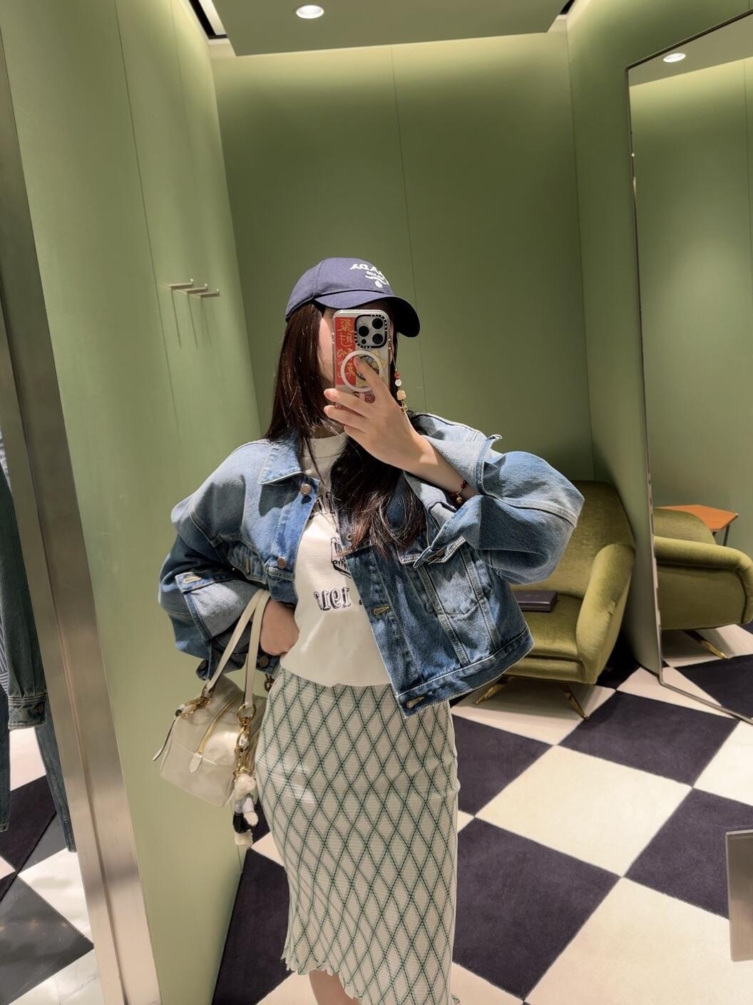 NO:319807,Batch Prad* 25Ss early spring new style lapel short denim jacket | Exclusive yb development!  High-end production!  Customized imported water-washing denim cotton fabric, heavy-industrial water-washing process, after multiple washing treatments, it presents a soft and comfortable texture, the upper body is crisp and stylish, and it does not collapse. All auxiliary materials are original molded. It is matched with flip patch pockets. The hem on the back is decorated with letter brand signs to create an exquisite denim style. When the outfit is dull, it is the finishing touch. The denim suit saves matching time and wears style and attitude!  S/M/L, prada, jackets & coats, alexander wang19860909批 Prad* 25Ss早春新款 翻领短款牛仔外套丨独家yb开发！高版出品！定制进口洗水牛仔棉面料 重工洗水工艺 经过多次洗水处理 呈现柔软舒适质感 上身挺括有型 不软塌全部辅料原版开模 搭配翻盖贴袋 背面下摆饰以 字母品牌标牌,打造精致的牛仔造型在穿搭平淡无奇的时候起到画龙点睛之妙牛仔套装省去了搭配时间,穿出风格穿出态度！现货发售S/M/L,,prada,jackets & coats,alexander wang,Women's clothing