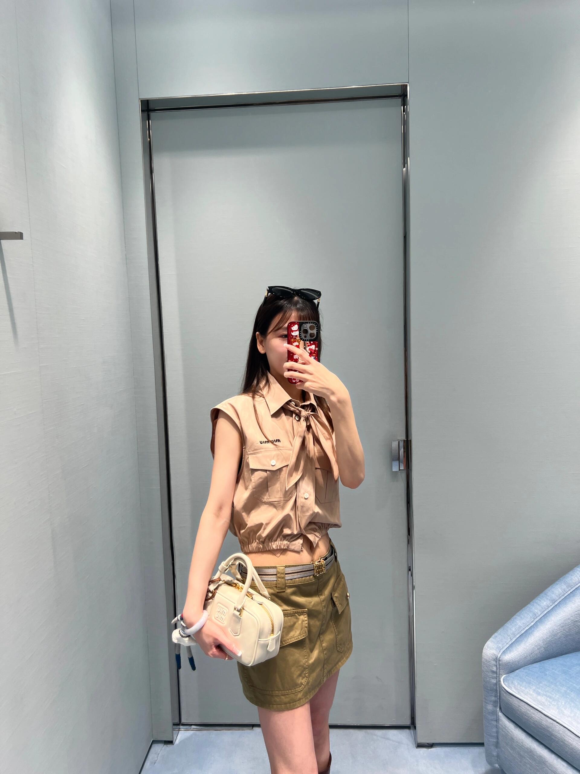 NO:319820,Batch Miumi* 25Ss Spring and Summer New Style Boy Scout Series Bow Tie Vest Shirt | Exclusive YB Development!  High-end production!  A must-have artifact for fashionable top students to reduce their age!  The cute girlish bow tie can also be removed as a headscarf!  Temperament small and short double pocket design can be sweet and salty, and has a temperament and age-reducing product!  The classic elastic waist style is versatile and not picky!  Custom imported cotton shirt fabric!  Workmanship quality depends on the details. S/M/L is available in stock, miumiu,shirts,alexander wang19860909批 Miumi* 25Ss春夏新款 童子军系列领结背心衬衫丨独家yb开发！高版出品！时髦尖子生减龄必备神器！可爱少女风领结也可拆卸当头巾！气质小短款双口袋设计可甜可盐气质减龄单品！经典松紧腰版型百搭不挑人！定制进口纯棉衬衫面料！做工品质看细节.现货发售S/M/L,,miumiu,shirts,alexander wang,Women's clothing