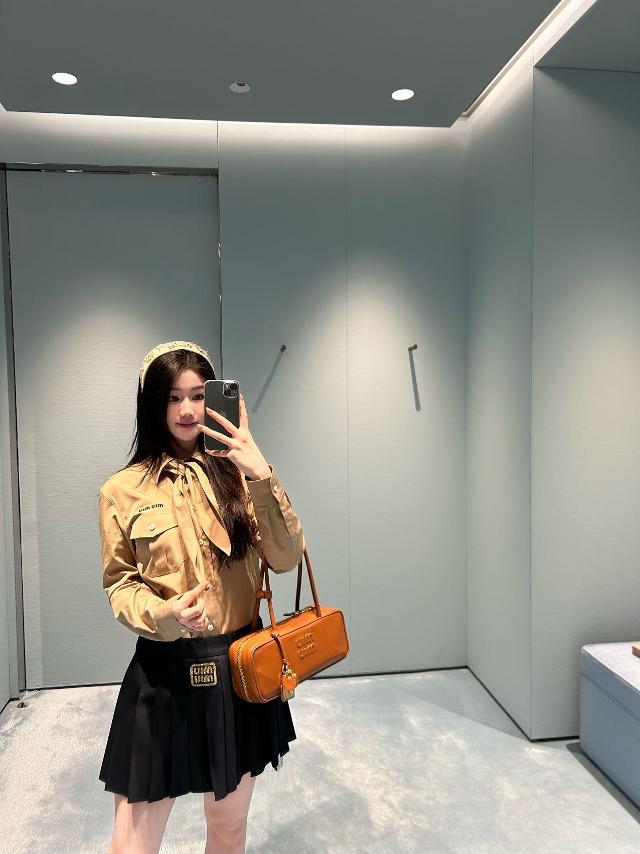 NO:319818,Batch Miumi* 25Ss Spring and Summer New Style Boy Scout Series Scarf Bow Tie Shirts | Exclusive YB Development!  High-end production!  A must-have artifact for fashionable top students to reduce their age!  The cute girlish bow tie can also be removed as a headscarf!  Double pocket design can be sweet and salty, and has aging-reducing product!  The classic style is versatile and not picky!  Custom imported cotton shirt fabric!  Workmanship quality depends on the details. S/M/L is available in stock, miumiu,shirts,alexander wang19860909批 Miumi* 25Ss春夏新款 童子军系列围巾领结衬衫丨独家yb开发！高版出品！时髦尖子生减龄必备神器！可爱少女风领结也可拆卸当头巾！双口袋设计可甜可盐气质减龄单品！经典版型百搭不挑人！定制进口纯棉衬衫面料！做工品质看细节.现货发售S/M/L,,miumiu,shirts,alexander wang,Women's clothing