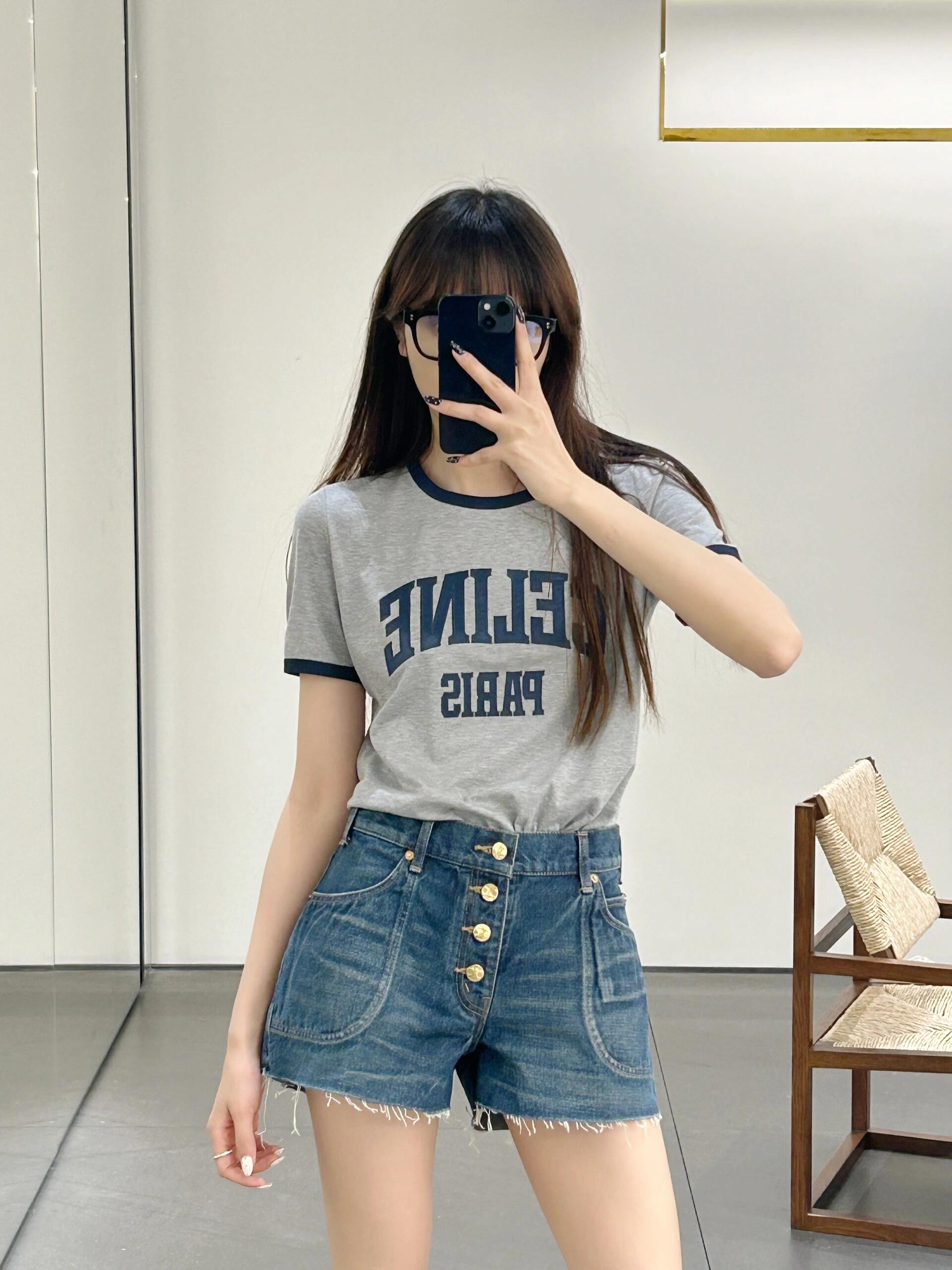 NO:317965,Cellin*25Ss spring and summer new products, retro enzyme-washed denim shorts丨Exclusive yb development!  High-end production!  Classic low-waist hot pants!  The goddess must enter, the Arc de Triomphe metal buckle double pocket design is long legs full of wind!  Imported pure cotton high-density twill denim fabric has a great texture!  The handmade wool edge craftsmanship is simple, rough and versatile, and it is a fashionable street-fried artifact!  Unlimited style to stretch your legs!  The upper body looks slim!  Customized full set of hardware accessories, workmanship quality depends on the details!  S/M/L, celine, shorts, alexander wang19860909批 Celin*25Ss春夏新品 复古酵素洗水牛仔超短裤丨独家yb开发！高版出品！经典低腰热裤！女神必入,凯旋门金属扣双口袋设计大长腿满风！进口纯棉高密度斜纹牛仔面料质感超赞！手工毛须边工艺简单粗暴百搭,高街时髦炸街神器！版型无限拉大长腿！上身巨显瘦！定制全套五金配件做工品质看细节！现货发售S/M/L,,celine,shorts,alexander wang,Women's clothing