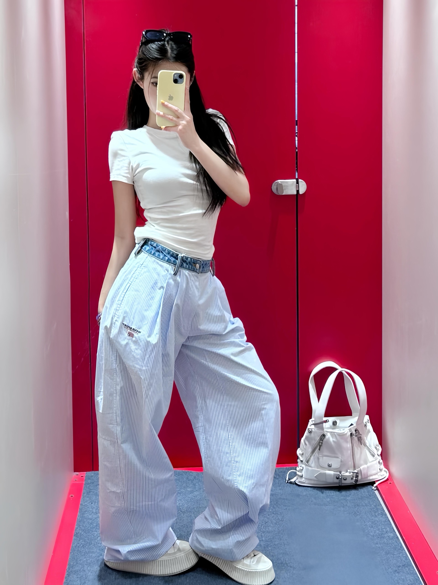 NO:320035,Alexand*r Wang 25Ss spring and summer new style spliced ​​striped wide-leg pants | Exclusive yb development!  High-end production!  The king once again made a perfect combination of blue stripes on the waist of a denim trousers, shirt cotton fabric, light and comfortable ~ pleated loose pants, very inclusive!  The magic pants that are indispensable for light-colored outfits in spring and summer. Customized full set of hardware accessories, workmanship quality depends on the details!  S/M/L, alexander wang,shirts,alexander wang19860909批 Alexand*r Wang 25Ss春夏新款 拼接条纹阔腿裤丨独家yb开发！高版出品！大王又爆了条很春夏的神裤牛仔腰头蓝色条纹的完美组合 衬衫棉质面料 轻薄舒适～褶皱宽松裤型 包容性很强！春夏浅色系穿搭必不可少的神裤 定制全套五金配件做工品质看细节！现货发售S/M/L,,alexander wang,shirts,alexander wang,Women's clothing