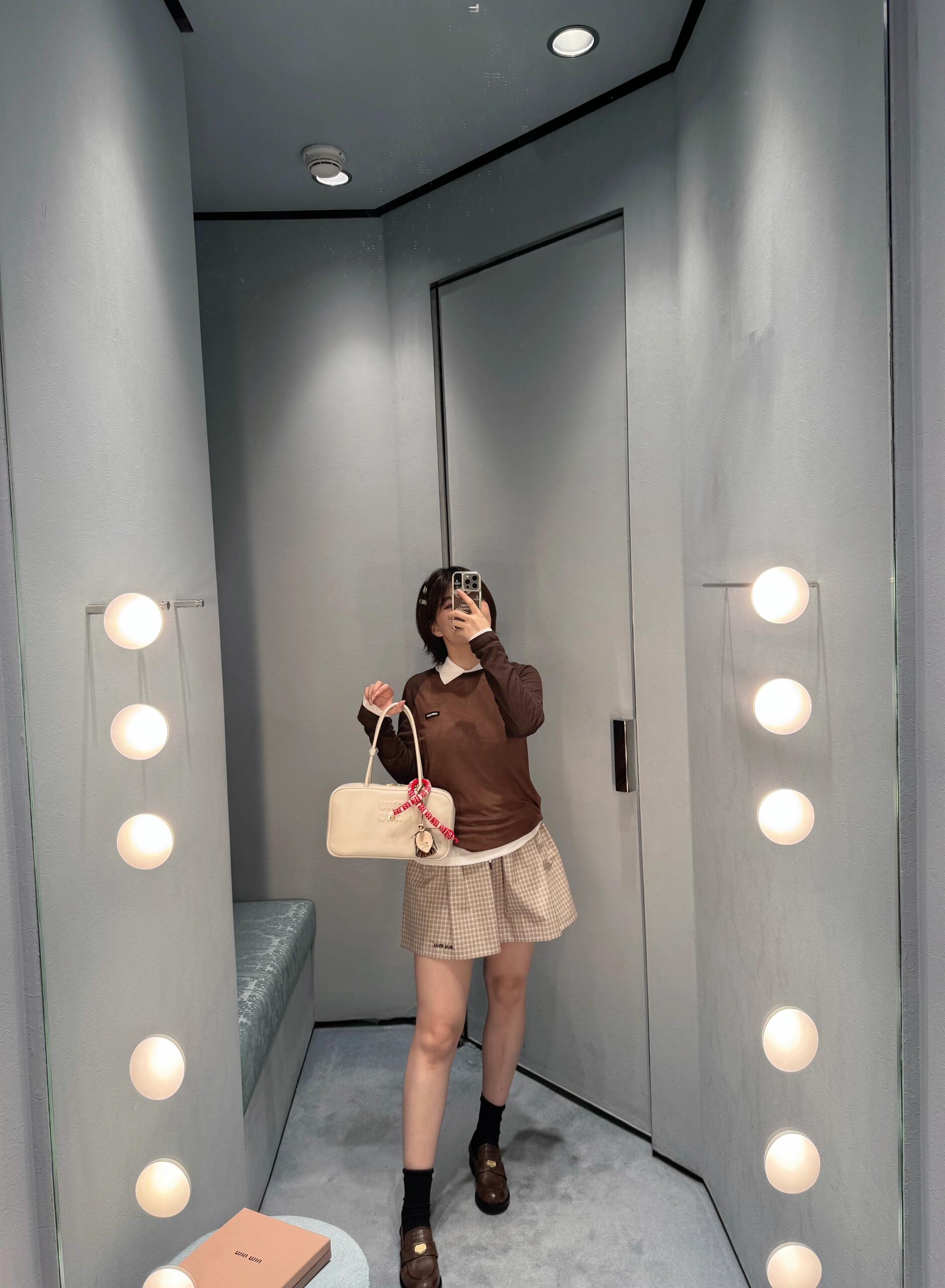 NO:320038,Batch Miumi* 25Ss spring and summer new model micro-label logo spliced ​​long-sleeved T-shirt | Exclusive yb development!  High-end production!  Soft and comfortable knitted fabric presents simple lines, embellishing logo patches, highlighting classic style and unique personality Contrasting color ragdoll sleeve design Classic items for single-layer layering S/M/L, Miumiu,tees, t-shirt, alexander wang19860909批 Miumi* 25Ss春夏新款 微标logo拼接长袖T恤丨独家yb开发！高版出品！柔软舒适的针织面料呈现简约线条,点缀徽标贴饰,彰显经典风范与独特个性 撞色插肩袖设计 单穿叠穿的经典单品 现货发售S/M/L,,miumiu,tees，t-shirt,alexander wang,Women's clothing