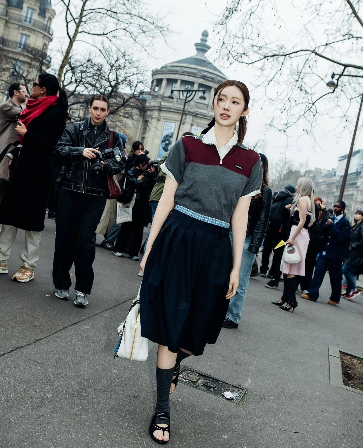 NO:319796,Batch Miumi* 25Ss Spring and Summer New Dopamine Contrast Polo Collar Short Sleeve Top | Exclusive YB development!  High-end production!  White, rich and beautiful must be used as a magical tool!  Embroidered logo embellishment, polo collar design is low-key and luxurious. It is a universal and versatile artifact. The inner style is super slim!  Casual, fashionable and high-end!  Perfect workmanship quality depends on the details. S/M/L is available in stock, miumiu, T-shirt, alexander wang19860909批 Miumi* 25Ss春夏新款 多巴胺撞色polo领短袖上衣丨独家yb开发！高版出品！白富美必入神器！刺绣徽标缀饰,polo领设计低调奢华.万能百搭神器 内搭版型超显瘦！休闲时髦又高级！完美做工品质看细节.现货发售S/M/L,,miumiu,T-shirt,alexander wang,Women's clothing