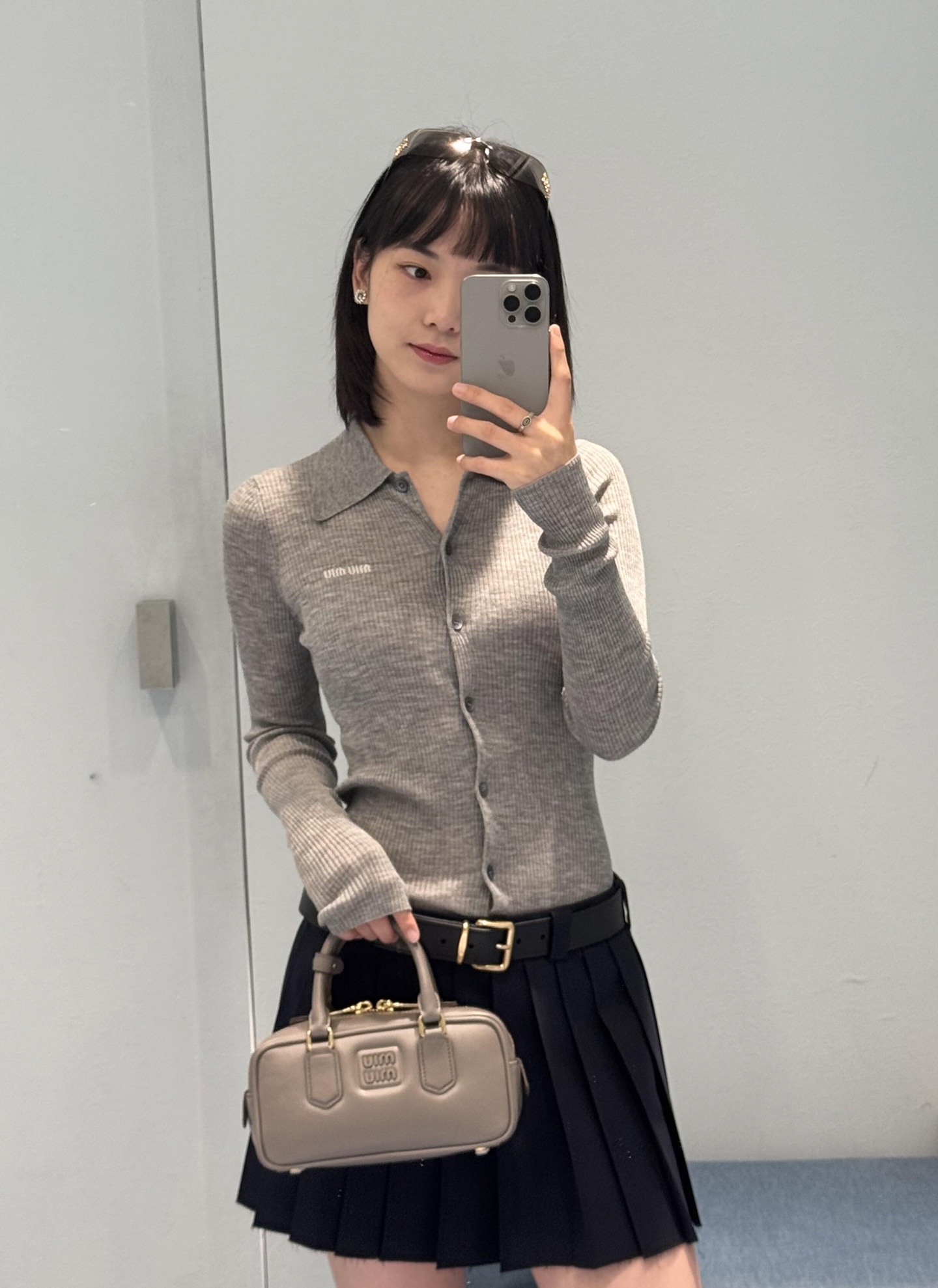 NO:317961,Miumi* 25Ss spring and summer new model, micro-label simple temperament slim fit knitted cardigan | Exclusive yb development!  High-end production!  This is a classic sweater series that looks good and never out of date!  It looks like the basic model!  But it is the basic style that you don’t have in your closet and is very practical. You can control whatever body shape and match any lower body. It is a truly versatile item!  The right fit and shorts skirt makes it easy to wear a good body proportion ~ the exquisite details make people love fashionistas all should have a piece on sale in stock S/M/L, miumiu, skirts, shorts, alexander wang19860909批 Miumi* 25Ss春夏新款 微标简约气质修身针织开衫丨独家yb开发！高版出品！这款真的是谁穿谁好看又永不过时的经典针织衫系列！看着是基础款！但却是你衣柜里没有的基础款实穿率超高 无论什么身材都能驾驭,任何下半身都能搭配,真正的百搭单品！恰到好处的版型搭配短裤短裙 轻松穿出好的身材比例～满满精致的细节让人爱不释手时髦精们都应有一件现货发售S/M/L,,miumiu,skirts,shorts,alexander wang,Women's clothing