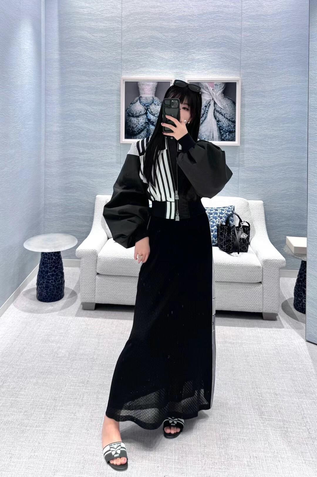 NO:317955,Batch Dio* 25Ss early spring new style drawstring elastic waist side striped skirt丨Exclusive yb development!  High-end production!  Imported environmentally friendly materials, textured and shiny, slightly straight and stylish, front pocket zipper flying, black and white blocks and letter logos are distributed asymmetrically on both sides, low-key and fashionable, threaded edge-covered and tight adjustment, slits on both sides, more casual and flexible, matching series of drawstrings, side striped letters echo, overall tone, meet various needs and matches, S/M/L,,dior, skirts, alexander wang19860909批 Dio* 25Ss早春新款 抽绳松紧腰侧边条纹半身裙丨独家yb开发！高版出品！进口环保材质 质感光泽 微挺有型 前口袋拉链飞行 两侧正反面均不对称分布黑白色块和字母徽标 低调时髦 螺纹包边松紧调节 两边开叉 更休闲灵活 配合同系列抽绳 侧面条纹字母呼应 整体调性十足 满足多种需求搭配 现货发售S/M/L,,dior,skirts,alexander wang,Women's clothing