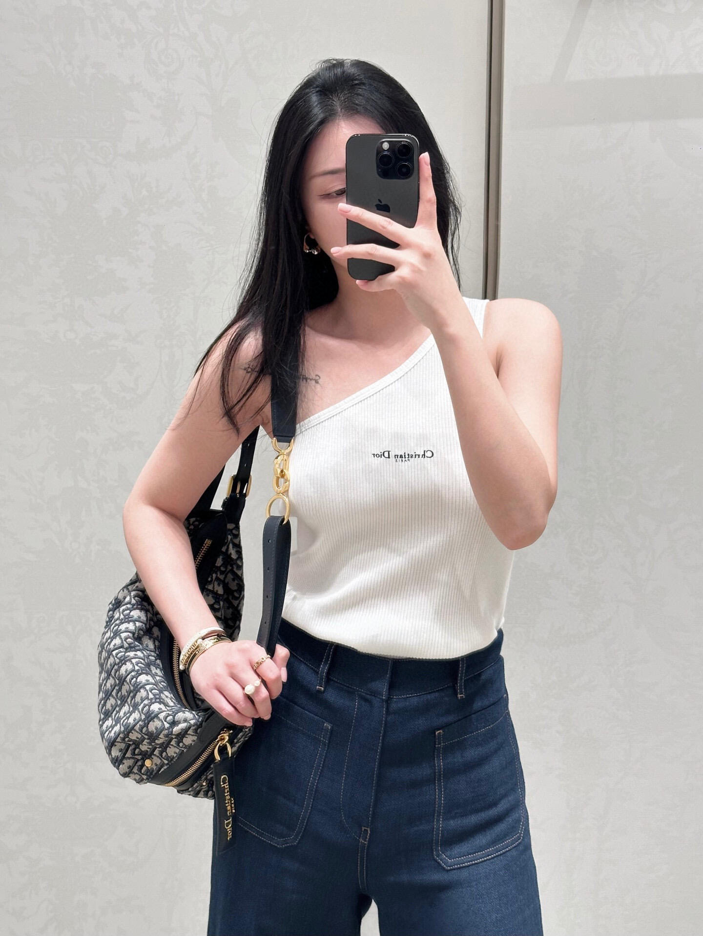 NO:317970,Dio* 25Ss early spring new style, off-shoulder chest letter embroidered elastic vest丨Exclusive high-end production!  The letter embroidery on the chest is simply a favorite for details control!  Each needle and thread reveal Dior's exquisite craftsmanship, which makes people unable to help but take a look. Moreover, this asymmetrical design can also cleverly modify the body shape, and you can easily control various styles whether you wear it alone or as an inner wear!  S/M/L, dior, dior, alexander wang19860909批 Dio* 25Ss早春新款 斜肩胸前字母刺绣弹力背心丨独家高版出品！胸前的字母刺绣,简直是细节控的最爱！ 每一针每一线都透露着迪奥的精湛工艺,让人忍不住多看几眼.而且,这种不对称的设计,还能巧妙地修饰身形,无论是单穿还是作为内搭,都能轻松驾驭各种风格！现货发售S/M/L,,dior,dior,alexander wang,Women's clothing