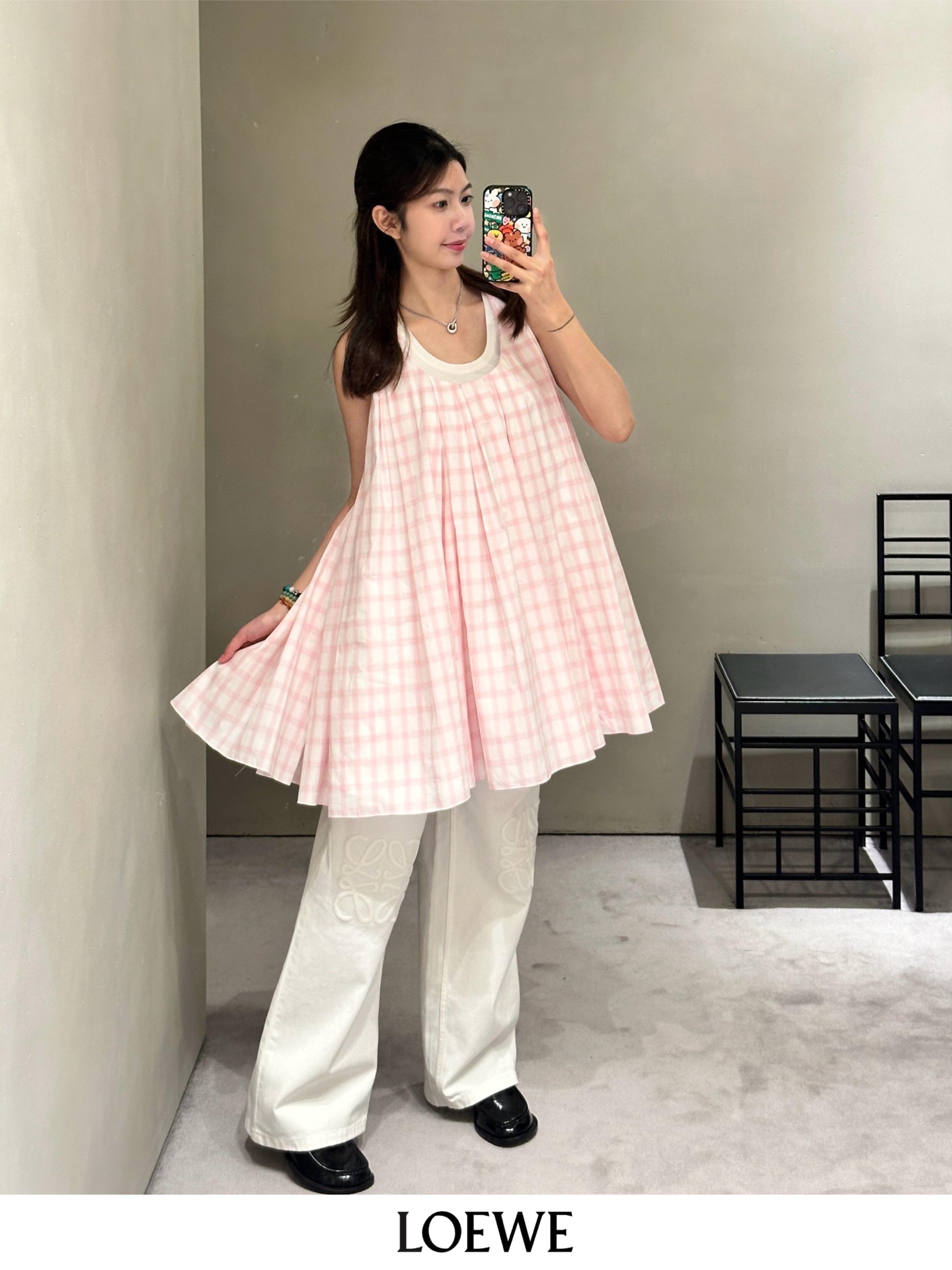 NO:318001,Loew* 25Ss spring and summer new style pink checked vest doll skirt | Exclusive yb development!  High-end production!  Customized YB imported pure cotton material, high-quality texture, comfortable and delicate, suspender vest dress cut, the whole body is baseed with red and white plaid, the vest suspender is used as shoulder-cut, the lines of the modified shoulder and neck are more slender, the A-line skirt is loose and comfortable, not stick to the style of the body, easy to put on and take off, the belt is integrated and blessed, the finest points show the brand style, regular straight-tube style, elegant and retro upper body, essential for casual commuting, S/M/L,,loewe, skirts, alexander wang19860909批 Loew* 25Ss春夏新款 粉色格纹背心娃娃裙丨独家yb开发！高版出品！定制YB进口纯棉材质 质感高级 舒适细腻 吊带背心连衣裙剪裁 通体以红白格纹打底 背心吊带作挖肩处理 修饰肩颈线条更显纤细 A字裙摆宽松舒适 不拘泥风格身材 便于穿脱 腰带融入加持 精细之处彰显品牌格调 常规直筒版型 上身优雅复古 休闲通勤必备 现货发售S/M/L,,loewe,skirts,alexander wang,Women's clothing