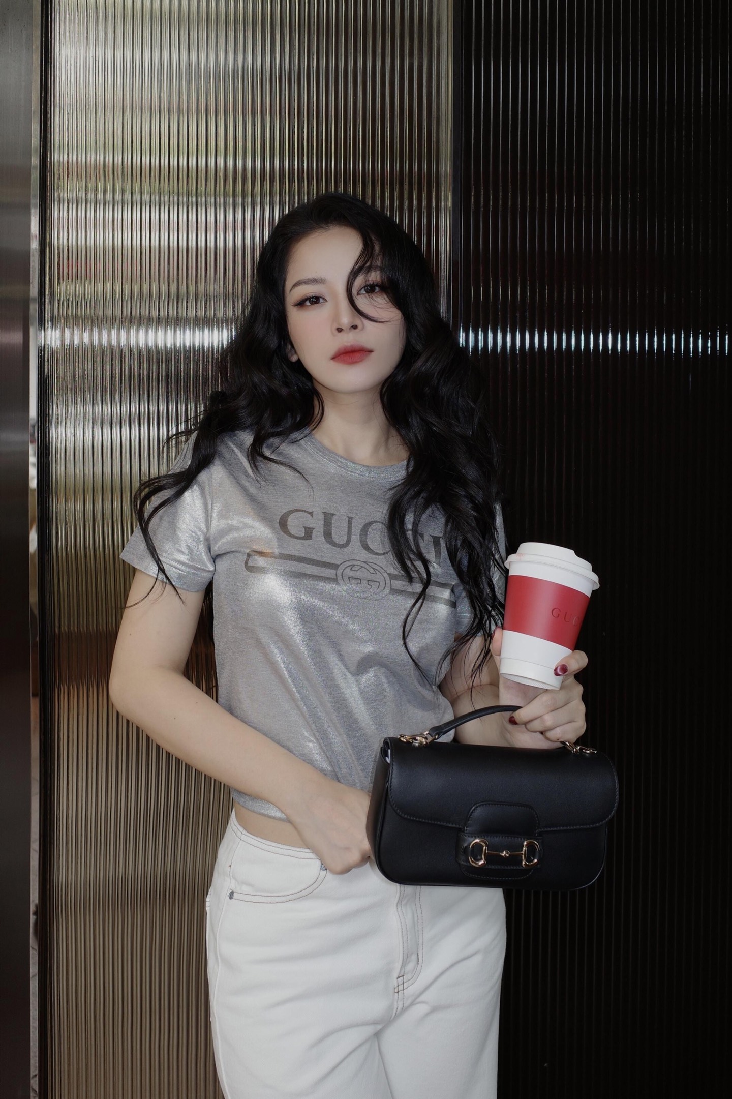 NO:318018,Bulk Gucc* 25Ss Spring and Summer New Style Silver-faced High-end Gray Printed Round Neck Short-Sleeve T-shirt | Exclusive yb development!  High-end production!  The texture of silver shiny fabric, the classic logo on the chest, whether it is the simple and atmospheric line outline or the gorgeous and complex decorative embellishment, you can accurately grasp the pulse of fashion and lead the trend. S/M/L on sale in stock, gucci, T-shirt, tees, t-shirt, alexander wang19860909批 Gucc* 25Ss春夏新款 银面高级灰印花圆领短袖T恤丨独家yb开发！高版出品！对版质感银色光亮感面料 胸前经典Logo标志 无论是简约大气的线条勾勒还是华丽繁复的装饰点缀 都能精准地把握时尚的脉搏,引领潮流的走向 现货发售S/M/L,,gucci,T-shirt,tees，t-shirt,alexander wang,Women's clothing