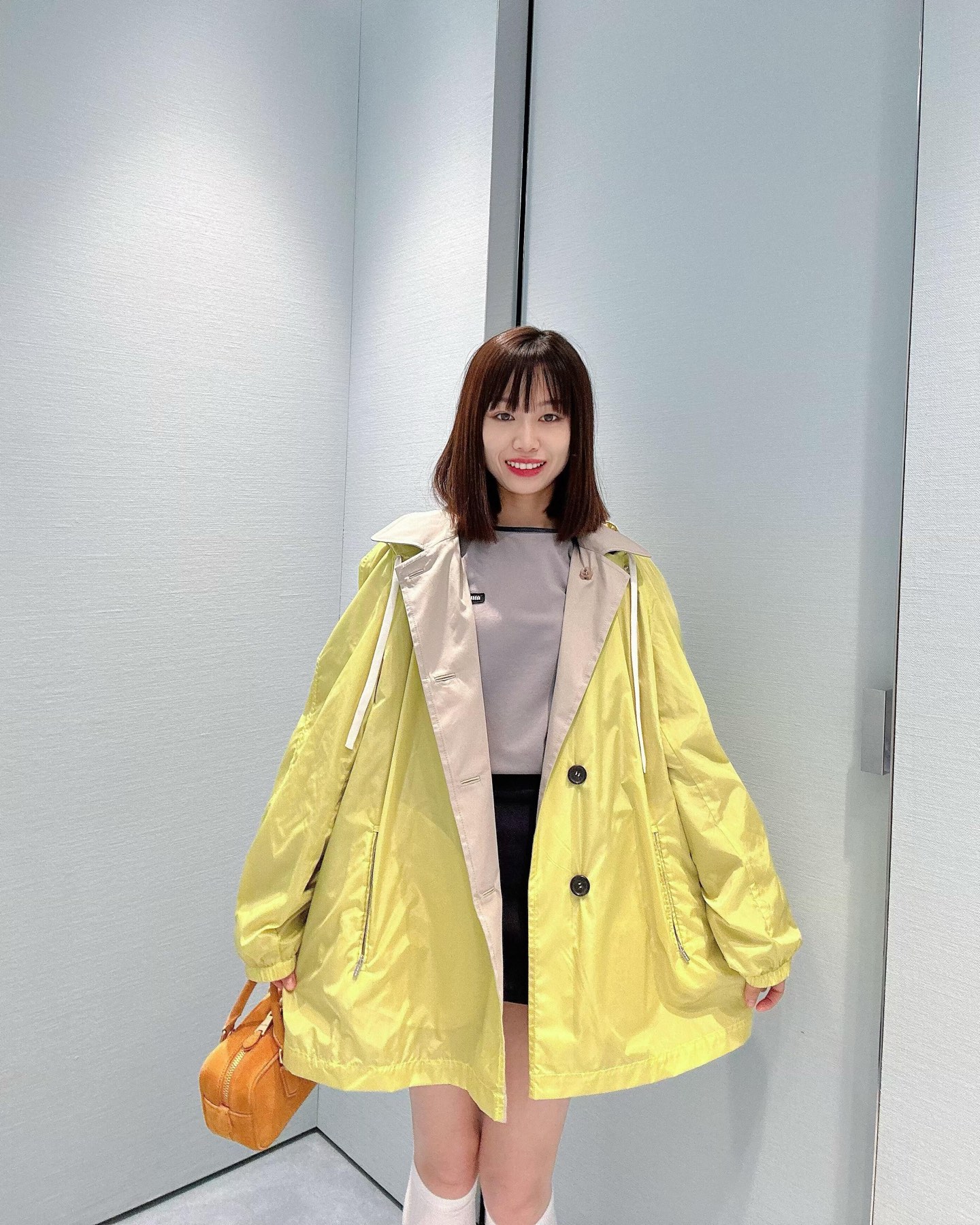 NO:318013,Batch Miumi* 25Ss early spring show new style, two-sided wearable jacket and windbreaker jacket | Exclusive yb development!  High-end production!  Fashionable color matching!  Memory silk hooded jacket combined with lapel jacket and windbreaker can be sweet or salty and sporty girlish style!  Custom fabrics are light, comfortable and breathable, and the texture is amazing!  It is versatile and not picky about others. It is beautiful!  Pure handmade buttonhole design, perfect workmanship quality depends on details, S/M/L, miumiu, jackets & coats, jackets & coats, hats, alexander wang19860909批 Miumi* 25Ss早春秀场新款 两面可穿的冲锋衣夹克风衣外套丨独家yb开发！高版出品！时髦配色穿搭！记忆丝连帽冲锋衣结合翻领夹克风衣可甜可盐的运动少女风！定制面料轻盈舒适透气质感超赞！百搭不挑人上身美的不要不要的！纯手工开扣眼设计,完美做工品质看细节,现货发售S/M/L,,miumiu,jackets & coats,jackets & coats,hats,alexander wang,Women's clothing