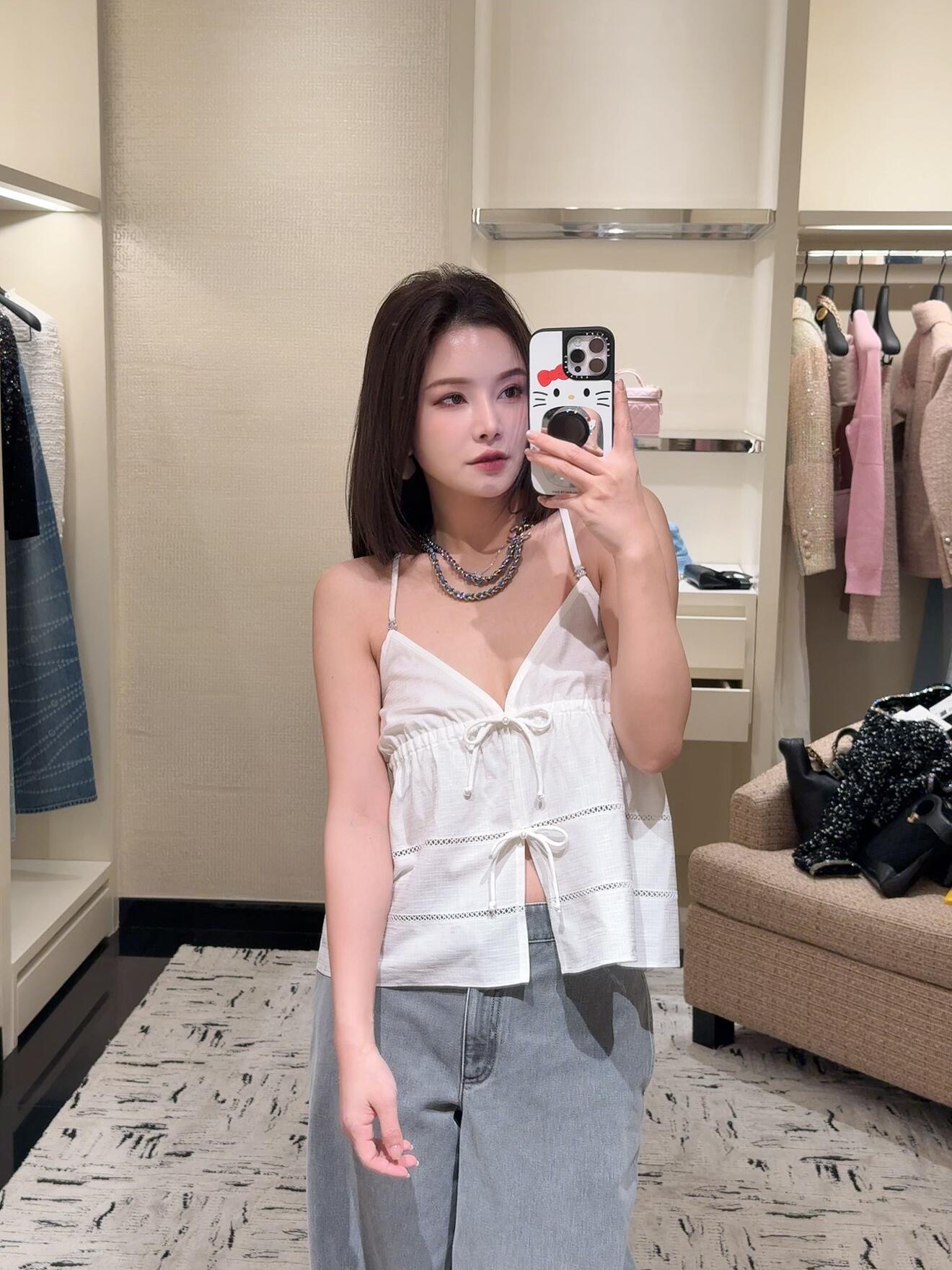 NO:318010,Crack Chane* 25P Spring and Summer New Style Sexy Hollow Bow Sling Vest | Exclusive yb development!  High-end production!  Crossed beautiful back style, the back looks monotonous, particularly elegant, the suspender vest is looming, the hollow bow decorative belt is a little sexy, the upper body is a hot girl, the perfect workmanship quality depends on the details, S/M/L, chanel, alexander wang19860909批 Chane* 25P春夏新款 性感镂空蝴蝶结吊带背心丨独家yb开发！高版出品！交叉的美背款式 背面看起来也不单调 特别显气质 吊带背心若隐若现 镂空蝴蝶结装饰带一点点小性感 上身就是辣妹 完美做工品质看细节,现货发售S/M/L,,chanel,alexander wang,Women's clothing