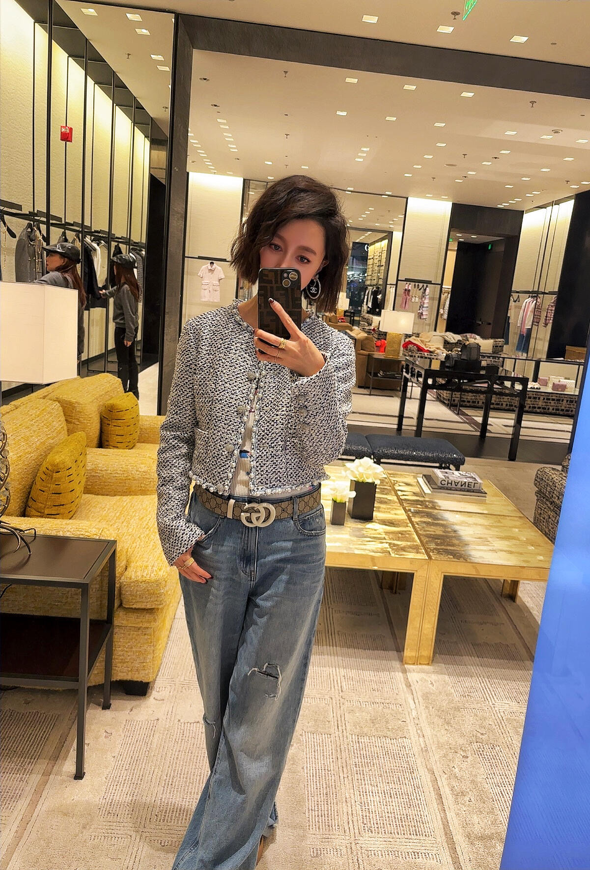 NO:318000,Crack Chane* 25Ss early spring new style Heavy Industry Pearl Coarse Flower Nick Dress Jacket | Exclusive yb development!  High-end production!  Imported coarse wool light spinning material, high-quality texture, full of quality, short dress jacket cut, slightly lowered shoulders, more slender and upright, the neckline extends to the front and hem, decorated with three-dimensional edges, embellishing pearls of different sizes, combined with delicate blue and white silver silk spinning and sequins, textures are all covered all over the body, the famous lady's style is straight, perfectly interpreting the elegant and rich sense of intellectuality, gentleness, the best choice for formal occasions, ceiling version jacquard lining, S/M/L, chanel, jackets & coats, alexander wang19860909批 Chane* 25Ss早春新款 重工珍珠粗花尼洋装外套丨独家yb开发！高版出品！进口粗纺毛呢轻纺纱材质 质感高级 品相十足 短款洋装外套剪裁 微微落肩 更显身姿纤细挺拔 领口延伸至前襟和下摆以立体捆边装饰 点缀大小不一的珍珠 配合细腻的蓝白银丝轻纺纱和亮片交织出纹理满铺于全身 名媛格调立显 完美演绎优雅千金感 知性温柔 出席正式场合的不二之选 天花板版本提花内衬 现货发售S/M/L,,chanel,jackets & coats,alexander wang,Women's clothing