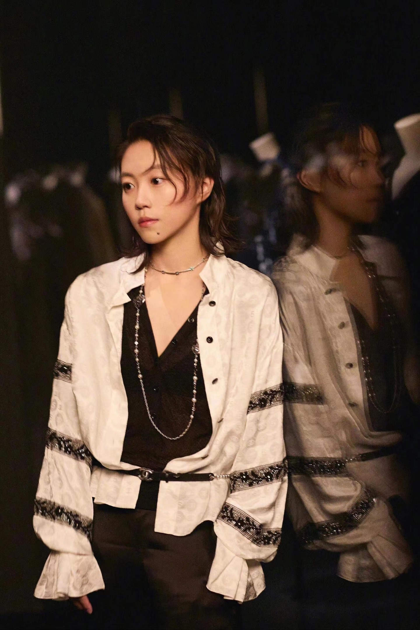 NO:317997,Category Chane* 25Ss early spring new style stand collar sleeve jacquard silk shirt丨Exclusive yb development!  High-end production!  Mulberry silk material, comfortable and delicate texture, stand-up collar, shoulder-mounted shirt style, neat and slim, medium and long style, effective to cover the hips, more slim, full-print double C and No. 5 iconic jacquard pattern, with round buttons, the upper body is full of exquisite and intelligent atmosphere, the sleeves and forearms are tightly tied with heavy bead lace, the multiple blessings creates a European-style palace effect, match with skirts or pants, instant exquisiteness, shirts that can be used for daily commuting and vacation, easy to wear to create a fashionable feeling, S/M/L,,chanel, skirts, shirts, real silk, alexander wang19860909批 Chane* 25Ss早春新款 立领束袖提花真丝衬衣丨独家yb开发！高版出品！桑蚕丝材质 质感舒适细腻 立领正肩衬衫版型 裁剪利落修身 中长版型配合有效遮胯更显苗条 通体满印双C和五号标志性提花图案 配合印刻圆扣 上身充满精致高智气息 袖子小臂处以重工订珠蕾丝束紧 多重加持的蓬蓬效果 营造出欧式宫廷效果 随意搭配半裙或裤子 精致度瞬间 日常通勤度假都可驾驭的衬衫 轻松穿搭出洋气感 现货发售S/M/L,,chanel,skirts,shirts,real silk,alexander wang,Women's clothing