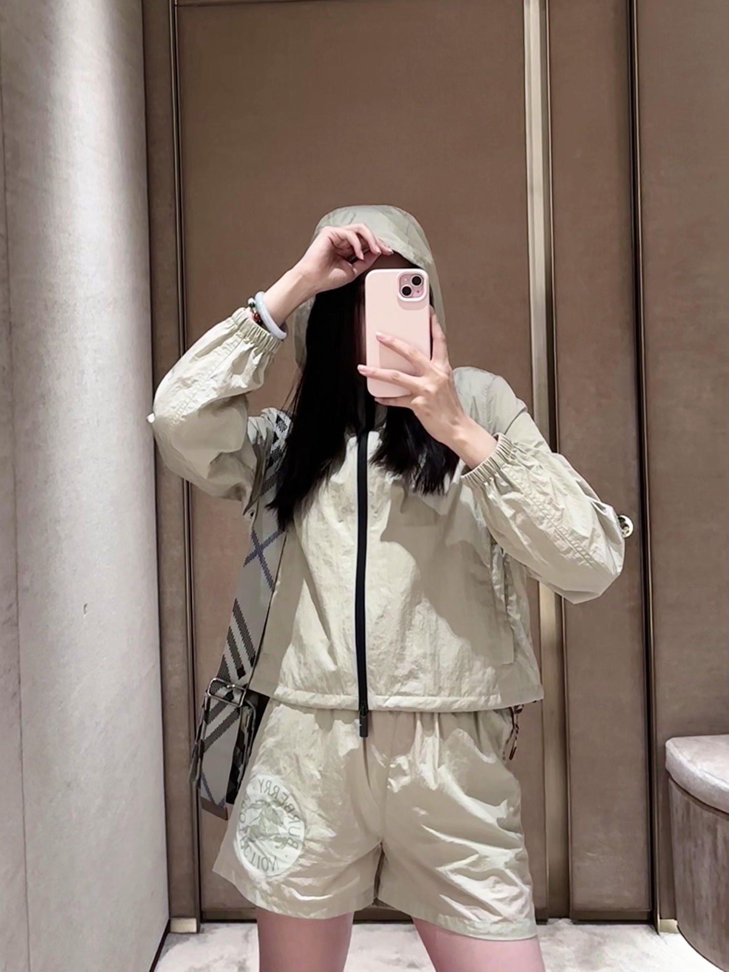 NO:317986,Batch Burb*rry 25Ss early spring new products Equestrian Knight Badge Nylon Hooded Jacket | Exclusive high-end production!  The back is decorated with equestrian knight logo printing design, low-key and luxurious, imported fabrics are light and delicate, and the casual style is versatile and slim and tall!  Original custom zipper hardware accessories. Workmanship quality depends on details, S/M/L is available in stock, burberry, jackets & coats, hats, alexander wang19860909批 Burb*rry 25Ss早春新品 马术骑士徽章尼龙连帽外套丨独家高版出品！后背饰有马术骑士徽标印花设计低调奢华,进口面料质感轻盈细腻,休闲版型百搭上身显瘦又高挑！原版定制拉链五金配件.做工品质看细节,现货发售S/M/L,,burberry,jackets & coats,hats,alexander wang,Women's clothing