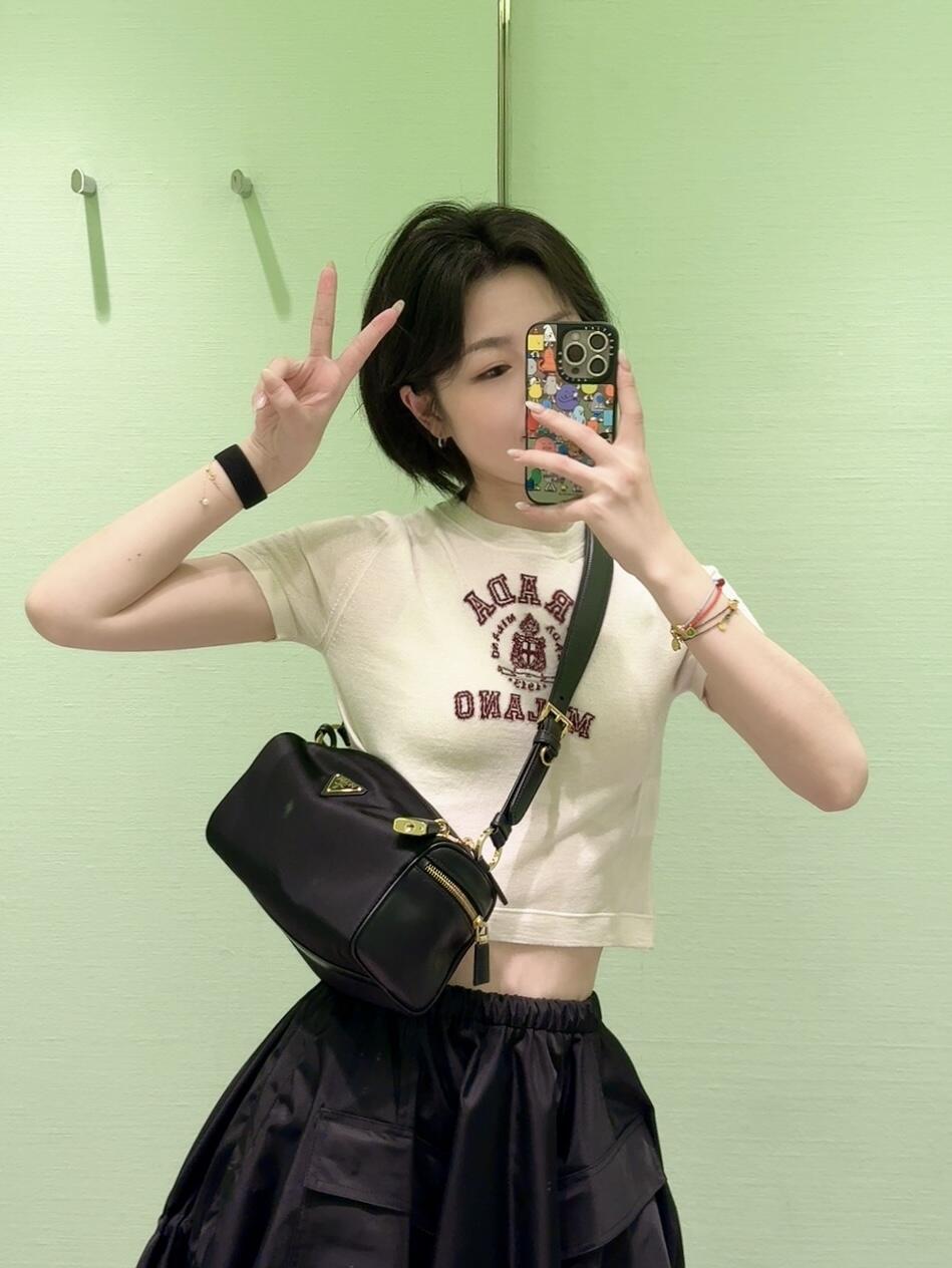 NO:317984,Batch Pr*da 25Ss early spring new product, letter jacquard thin knitted top丨Exclusive high-end production!  Super fine cashmere knitted top can be matched with everything. This piece is close to the body, looks comfortable and beautiful, elastic, slightly clear, mind carefully, just wear light or flesh-colored underwear. S/M/L, alexander wang19860909批 Pr*da 25Ss早春新品 字母提花轻薄针织上衣丨独家高版出品！超细支数的羊绒针织上衣,可以搭配一切,这件贴身 显身材 还舒服好看 有弹力 微清透,介意的慎重,穿浅色或者肉色的内衣即可.现货发售S/M/L,,alexander wang,Women's clothing