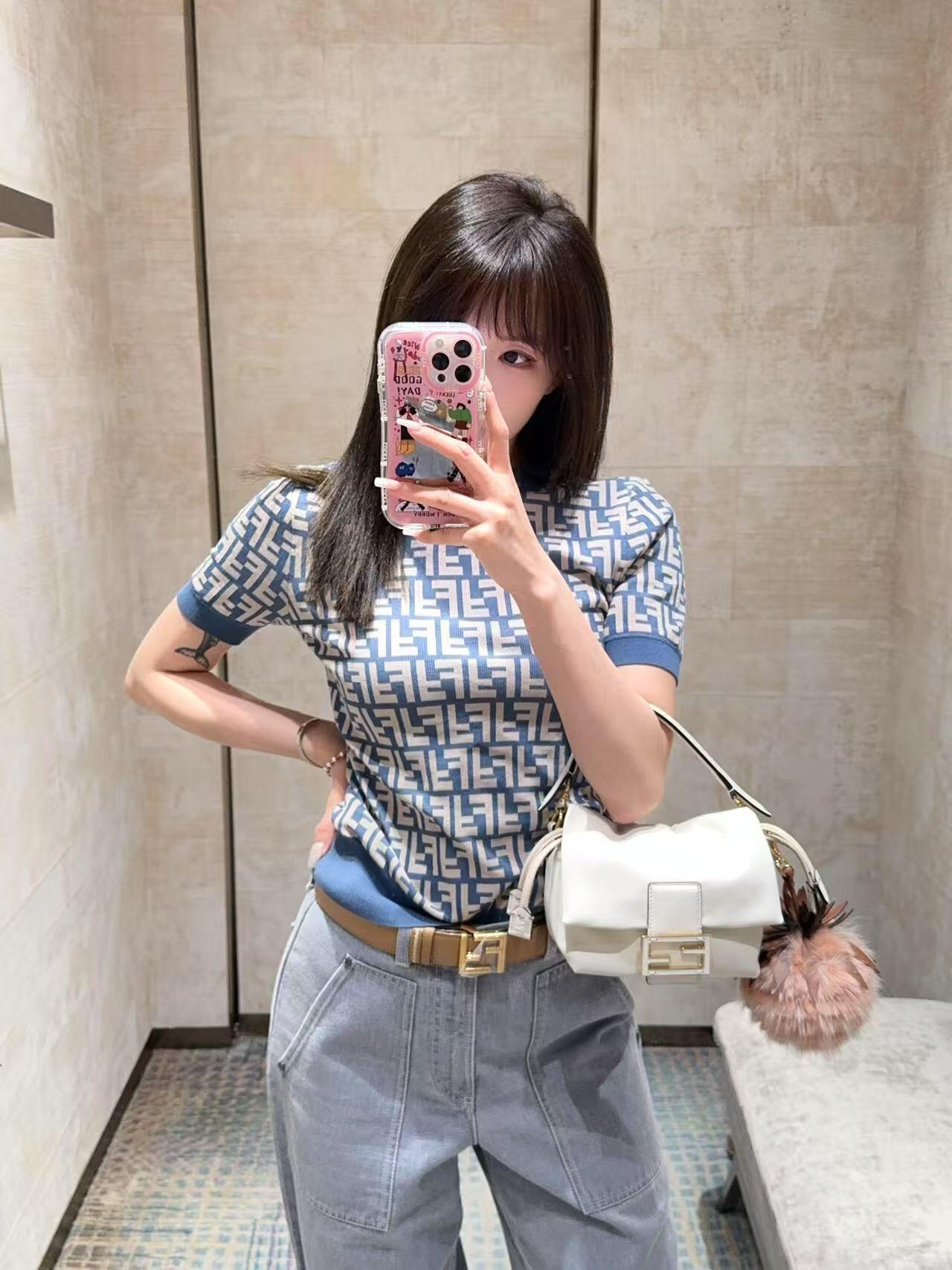 NO:317978,Batch Fend* 25Ss Spring and Summer New FF jacquard cotton short-sleeved sweater | Exclusive yb development!  High-end production!  The coloring of the version is very white, and the imported loom creates a classic FF logo inlay woven surface. The contrasting effect of Morandi blue and beige is very high-end. The fabric is extremely elastic, comfortable and breathable. It is completely OK to wear in summer~ S/M/L on sale in stock, fendi, T-shirt, alexander wang19860909批 Fend* 25Ss春夏新款 FF提花棉质短袖针织衫丨独家yb开发！高版出品！对版定染色非常显肤白,进口织机打造经典FF logo嵌花织面,莫兰迪蓝色与米白对比色效果非常高级,面料弹性极大,舒适透气,夏天穿完全OK哦~现货发售S/M/L,,fendi,T-shirt,alexander wang,Women's clothing